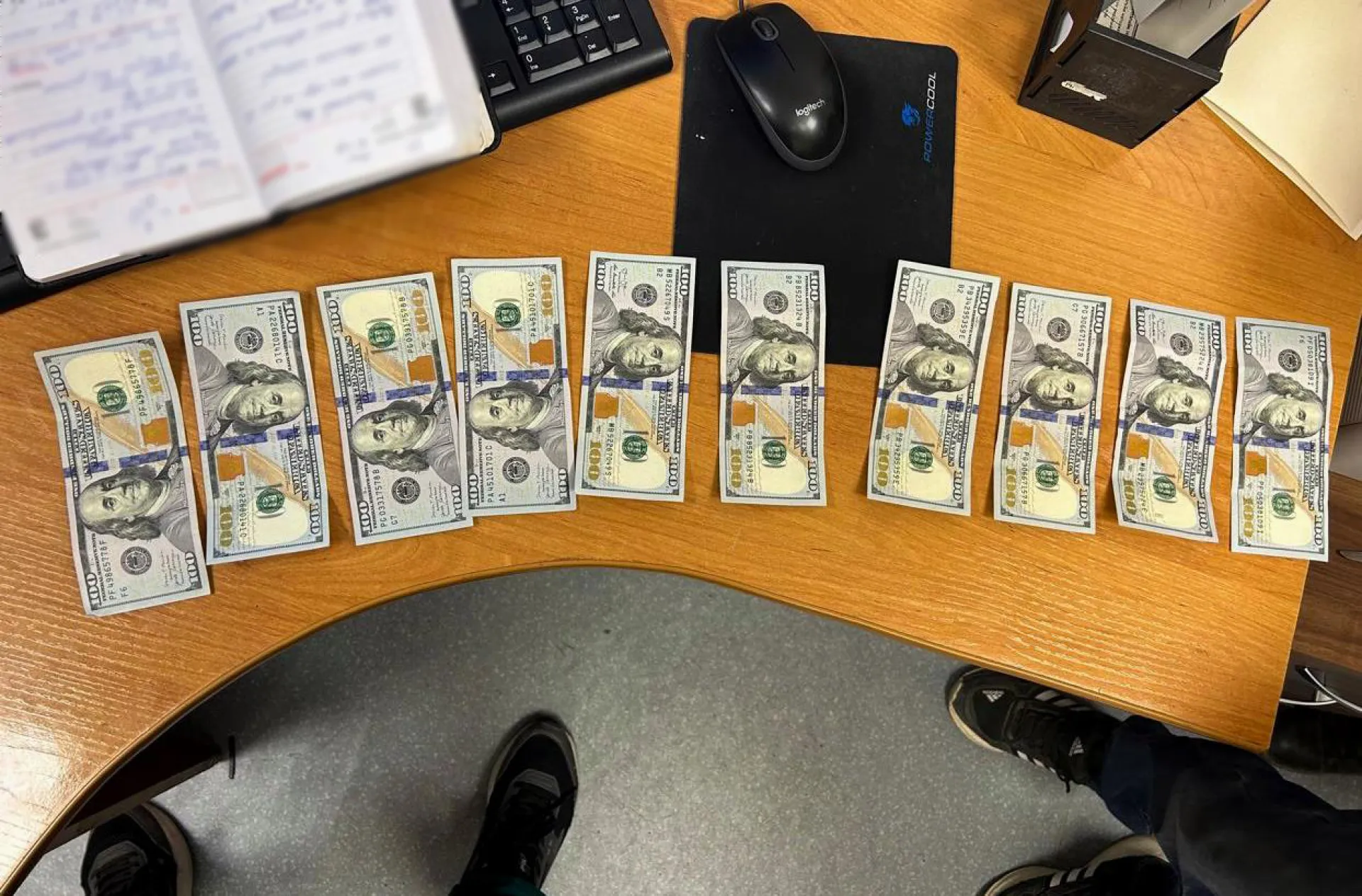 Алтайскому таможеннику пытались предложить взятку в размере 1000 долларов