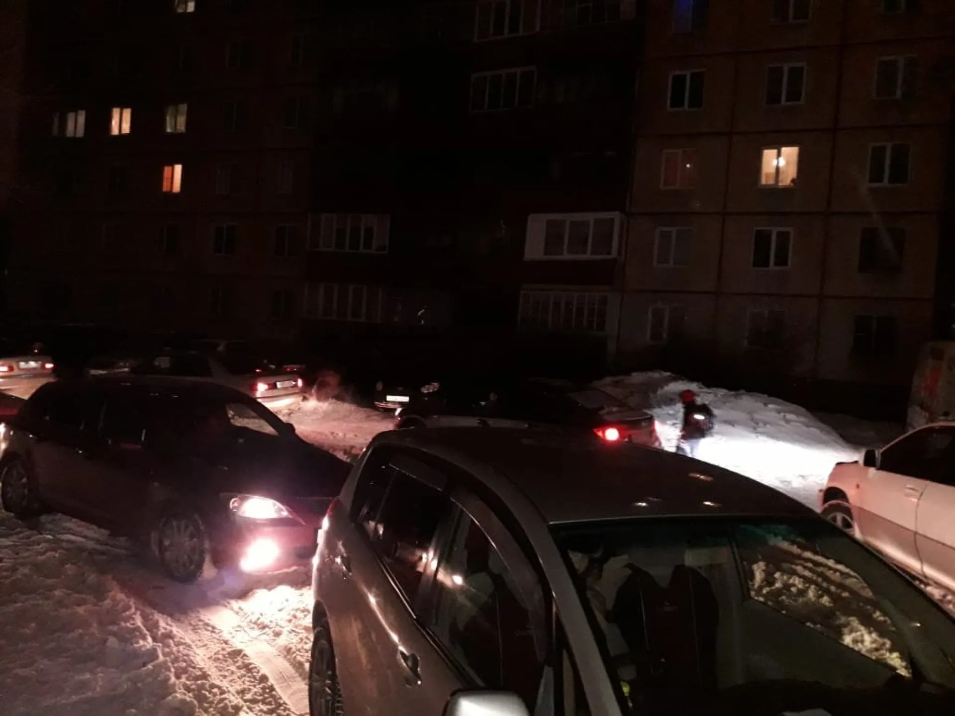 «Помогите, хочется кричать»: барнаульцы рассказали о нечищеных дворах