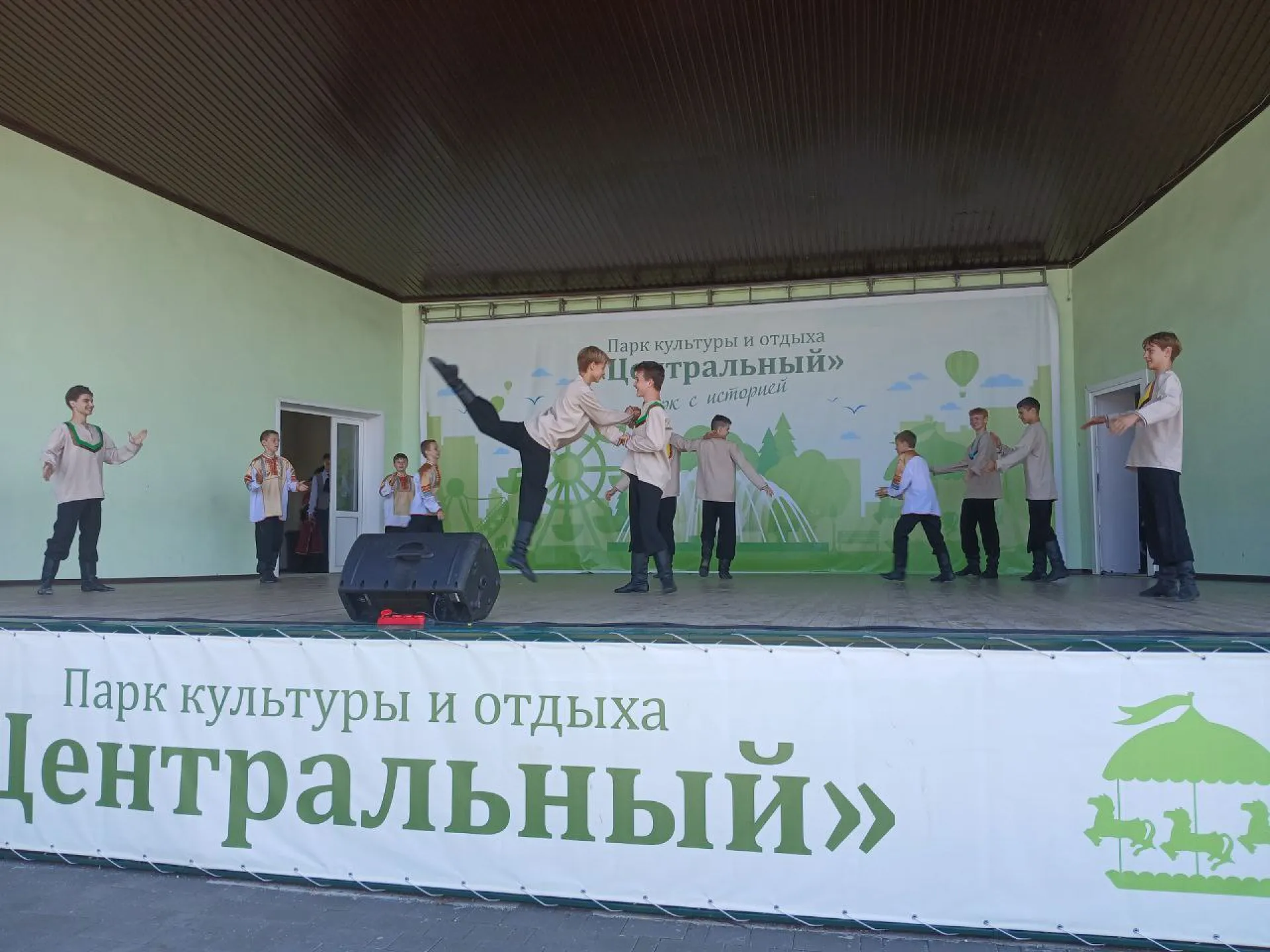 «Хоровод единства» собрал барнаульцев в парке «Центральный» «Хоровод единства» собрал барнаульцев в парке «Центральный»