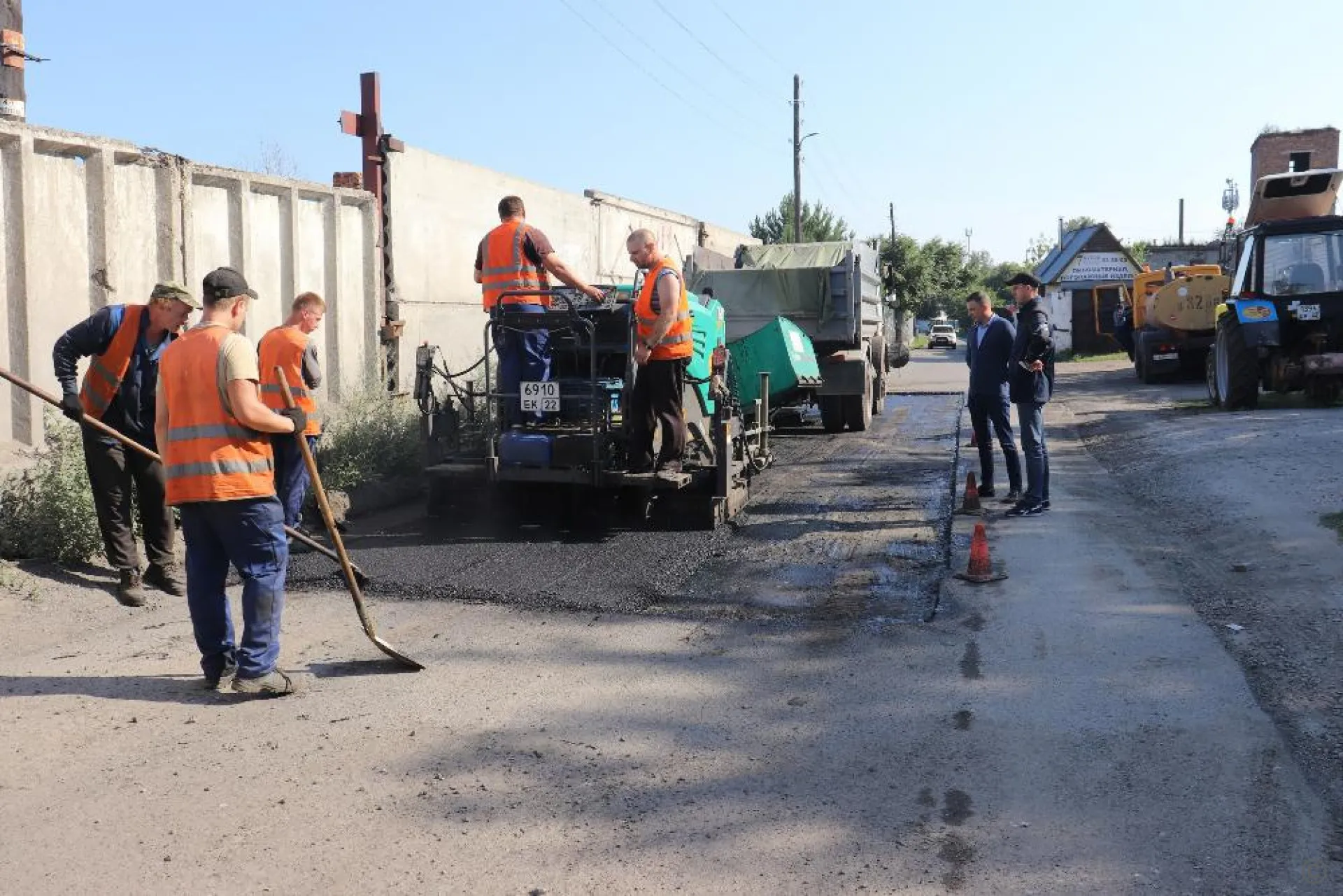 В Железнодорожном районе Барнаула продолжают асфальтировать дороги