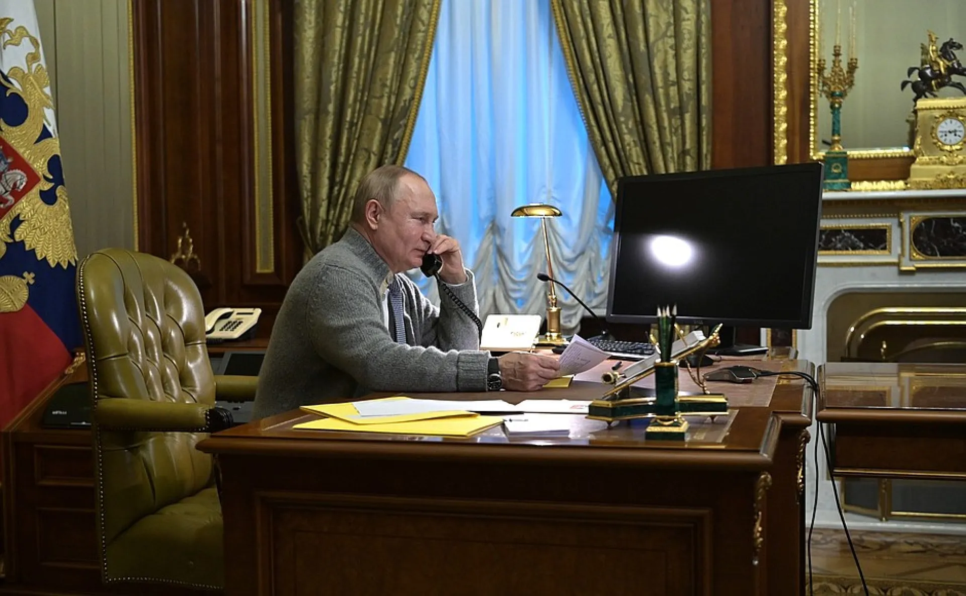 Владимир Путин поучаствовал в акции «Ёлка желаний» и исполнил мечты маленьких россиян Владимир Путин поучаствовал в акции «Ёлка желаний» и исполнил мечты маленьких россиян