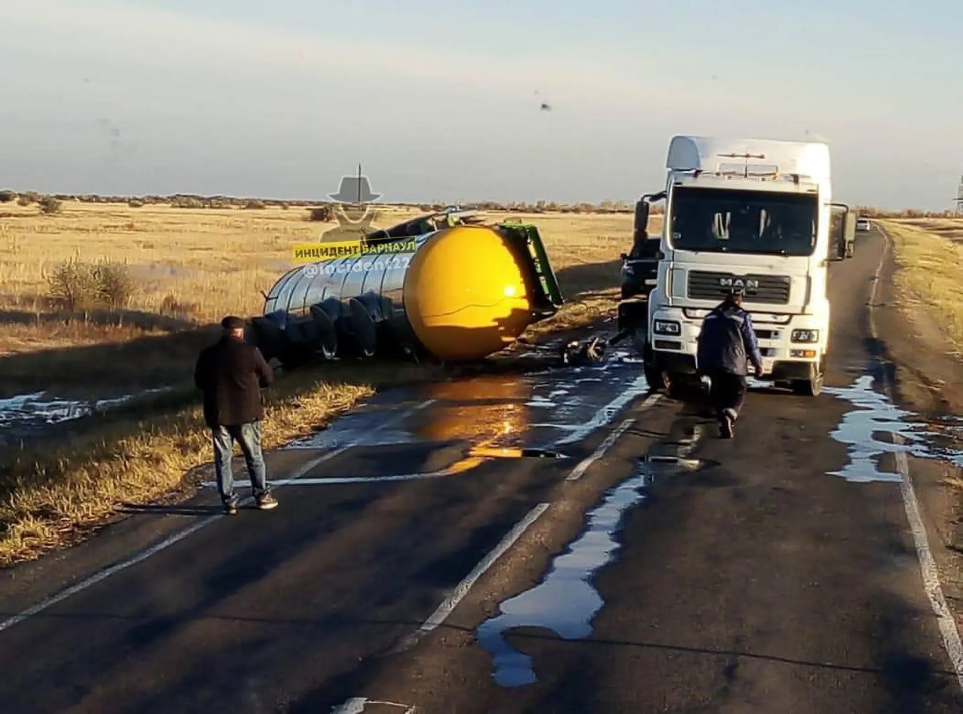 На трассе в Алтайском крае опрокинулась цистерна с маслом На трассе в Алтайском крае опрокинулась цистерна с маслом