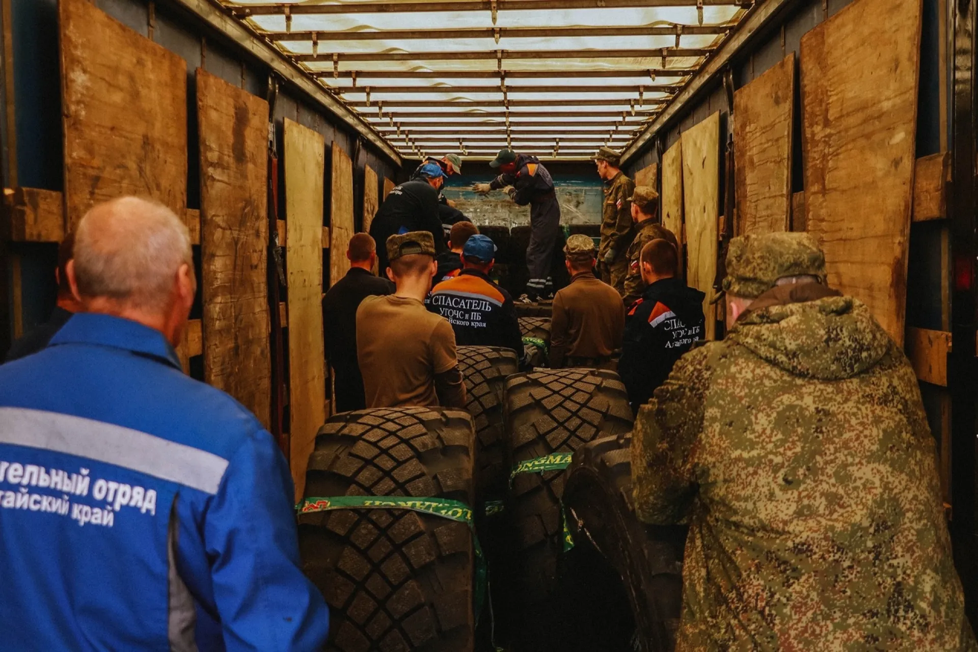 Очередной груз со спецтехникой и оборудованием отправили в зону СВО из Алтайского края