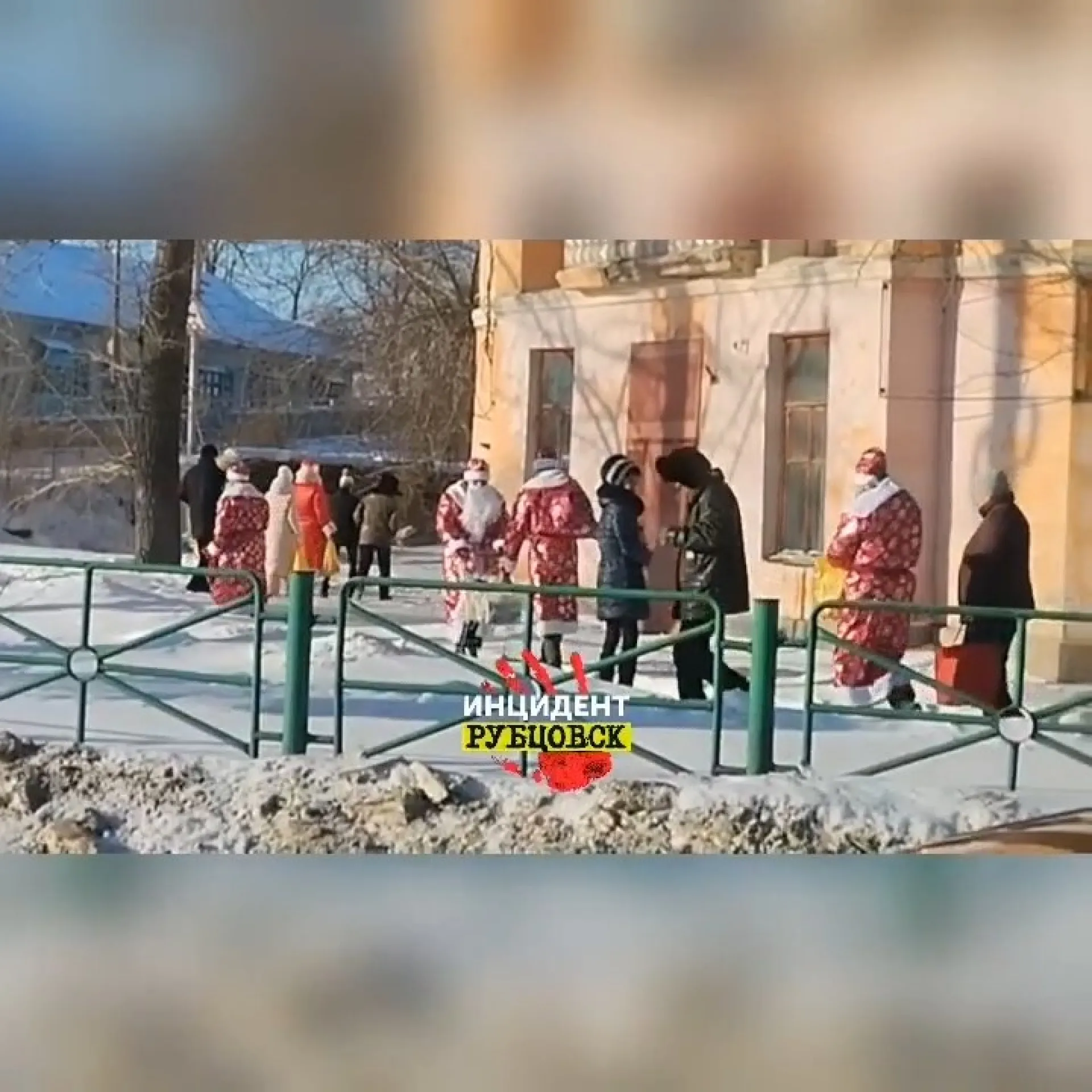 Дед Мороз-бэнд заметили на улицах Рубцовска 