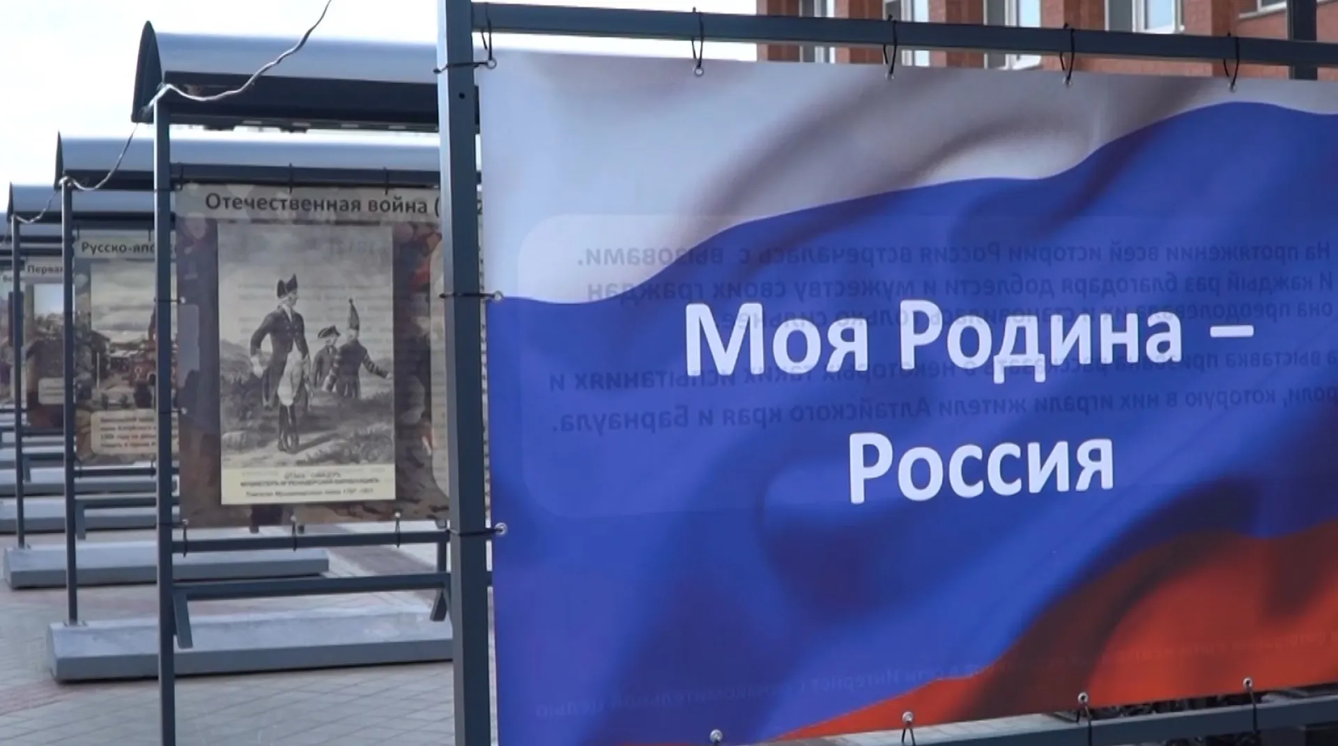 Барнаульским школьникам вручили их первые паспорта в День России Барнаульским школьникам вручили их первые паспорта в День России