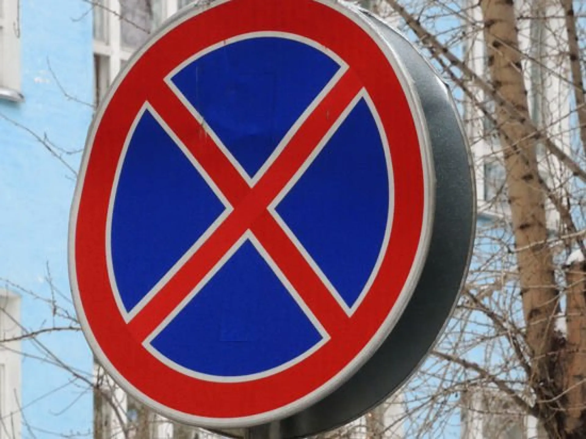 На нескольких участках в центре Барнаула ограничат остановку и стоянку машин в ночное время