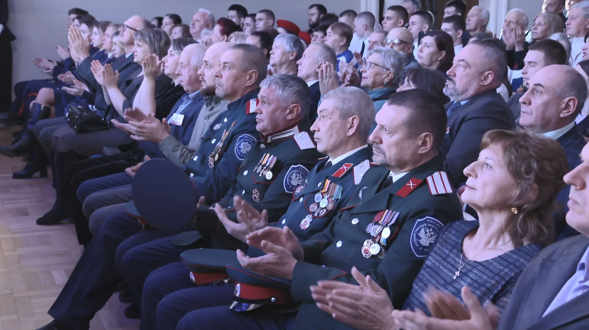В День Героев Отечества в филармонии Алтайского края вручили медали «Отец солдата»