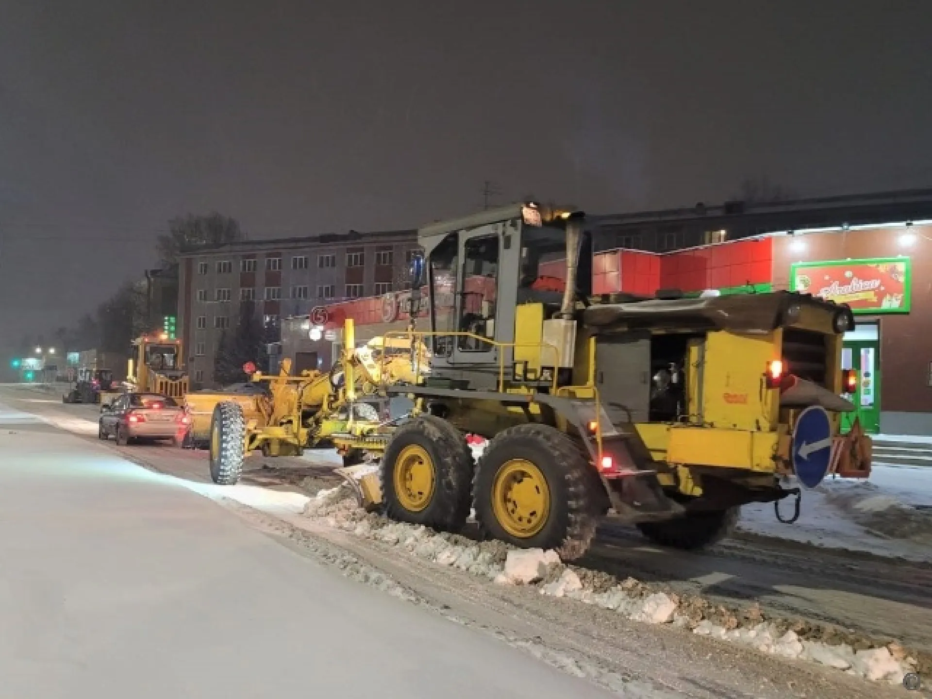 Дорожники прометают улицы города и очищают тротуары в Барнауле Дорожники прометают улицы города и очищают тротуары в Барнауле