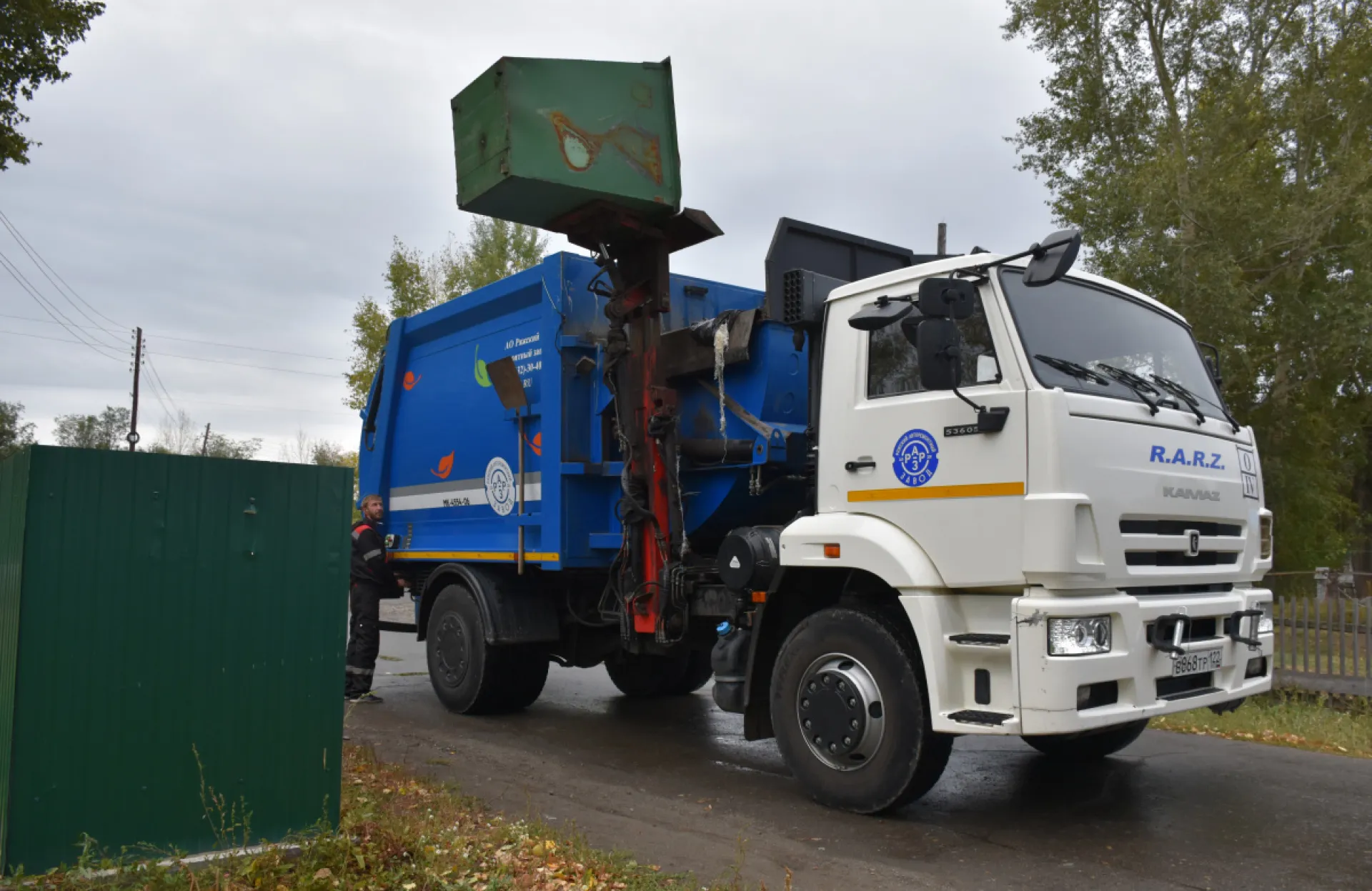 Около тысячи контейнеров для сбора мусора установили в Бийском районе
