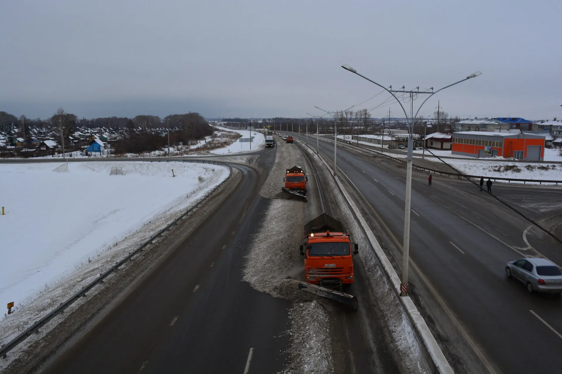 1010 кубометров снега вывезли прошедшей ночью с улиц Барнаула