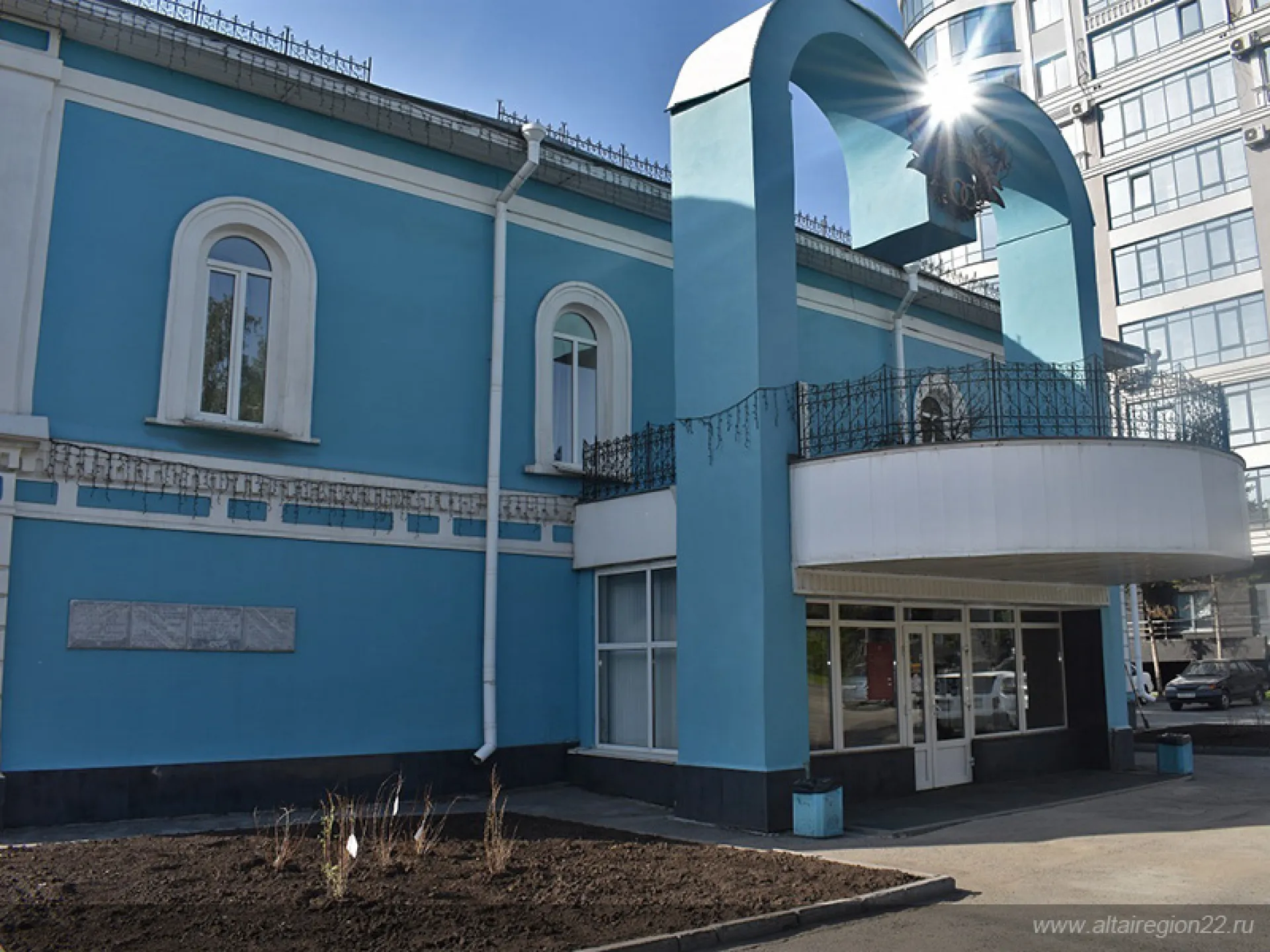 В Барнауле рядом с Дворцом бракосочетания высадили «Сад памяти»