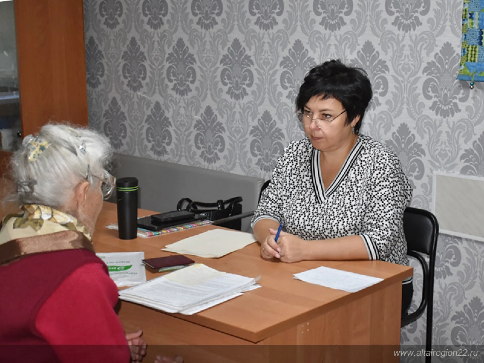 Жители Барнаула получили бесплатную юридическую помощь в рамках месячника пожилого человека