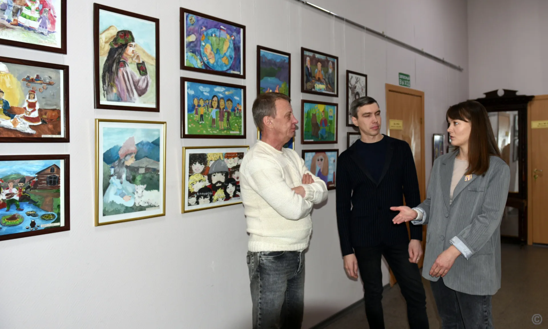 Выставка детских работ «Сила в единстве» проходит в Барнауле Выставка детских работ «Сила в единстве» проходит в Барнауле