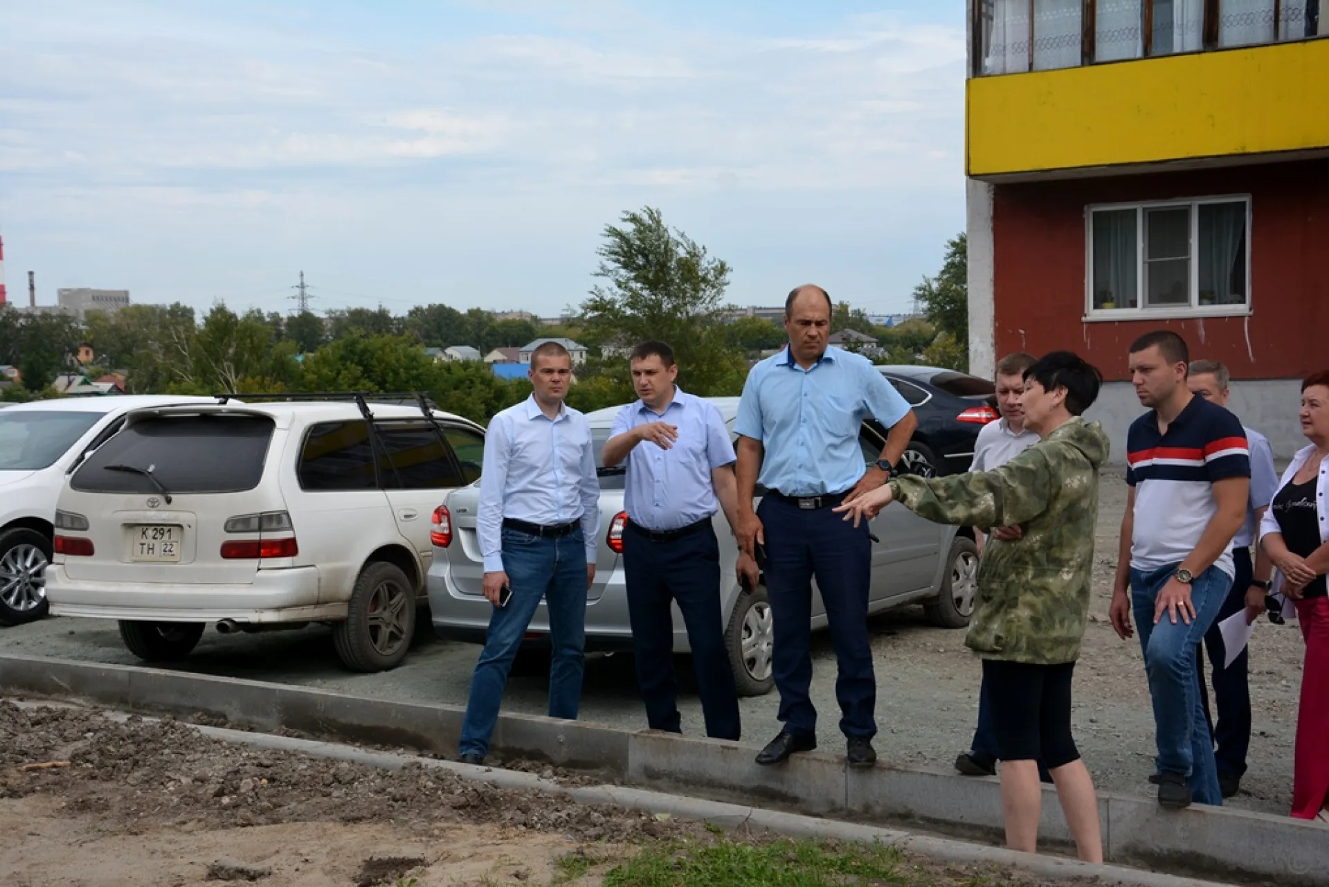 В Барнауле благоустраивают дворы на улице Веры Кащеевой В Барнауле благоустраивают дворы на улице Веры Кащеевой
