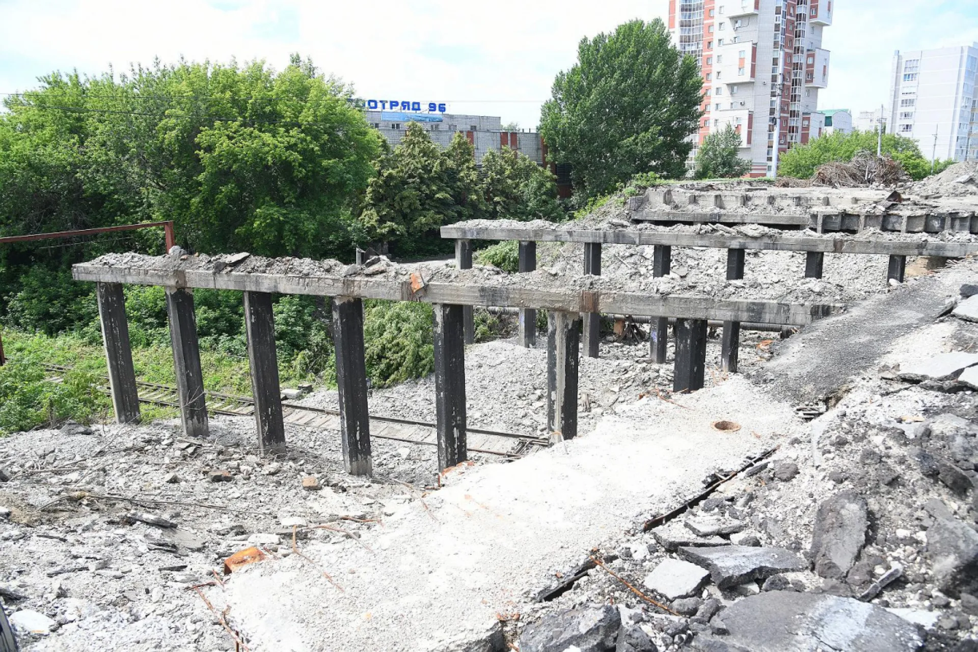 У моста на Новом рынке в Барнауле частично демонтировали несколько опор