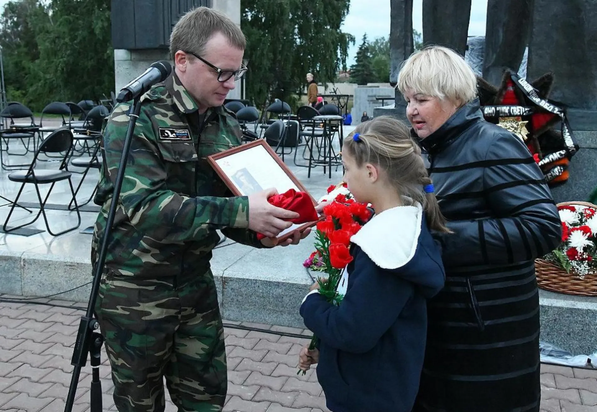 В Барнауле родственникам красноармейца Михаила Пилюгина передали землю с мест его боевого пути В Барнауле родственникам красноармейца Михаила Пилюгина передали землю с мест его боевого пути