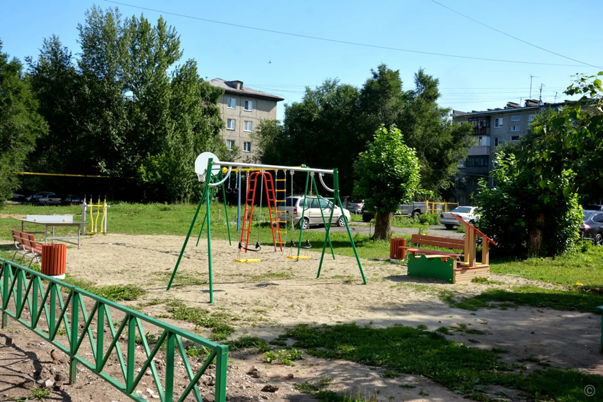 Продолжается благоустройство дворов в Ленинском районе Барнаула Продолжается благоустройство дворов в Ленинском районе Барнаула