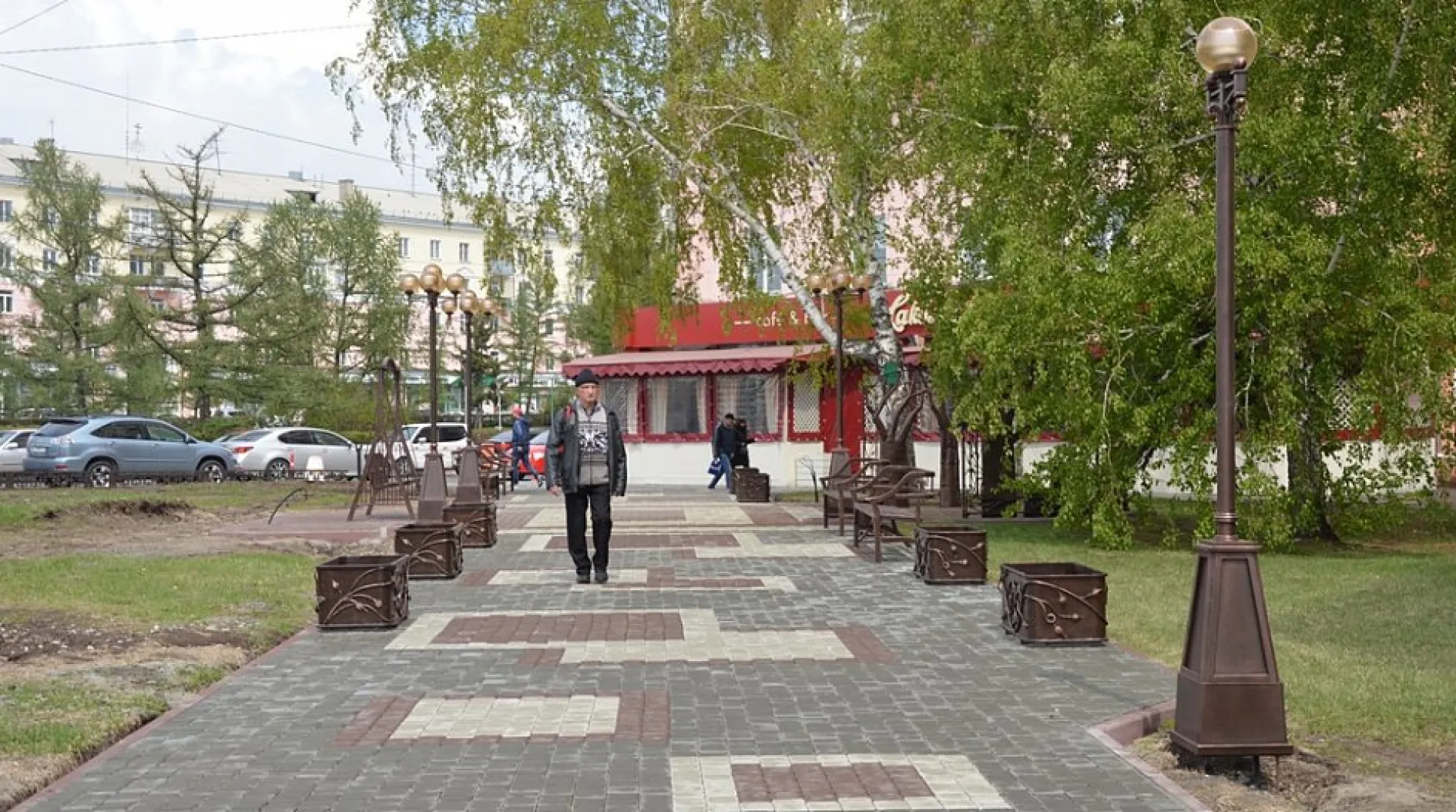 Зеленый уголок рядом с Нулевым километром благоустраивают в Барнауле