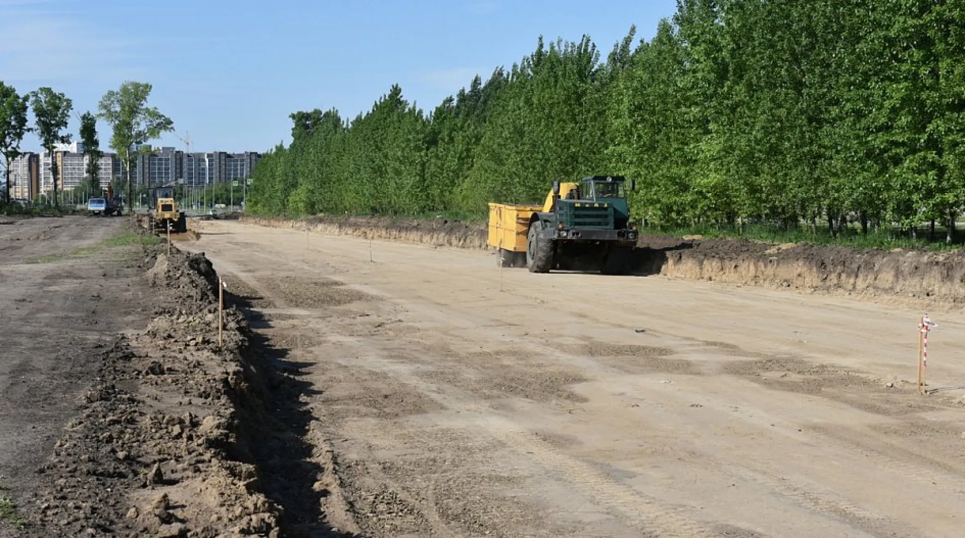 Новую дорогу по улице Солнечная поляна строят в Барнауле Новую дорогу по улице Солнечная поляна строят в Барнауле