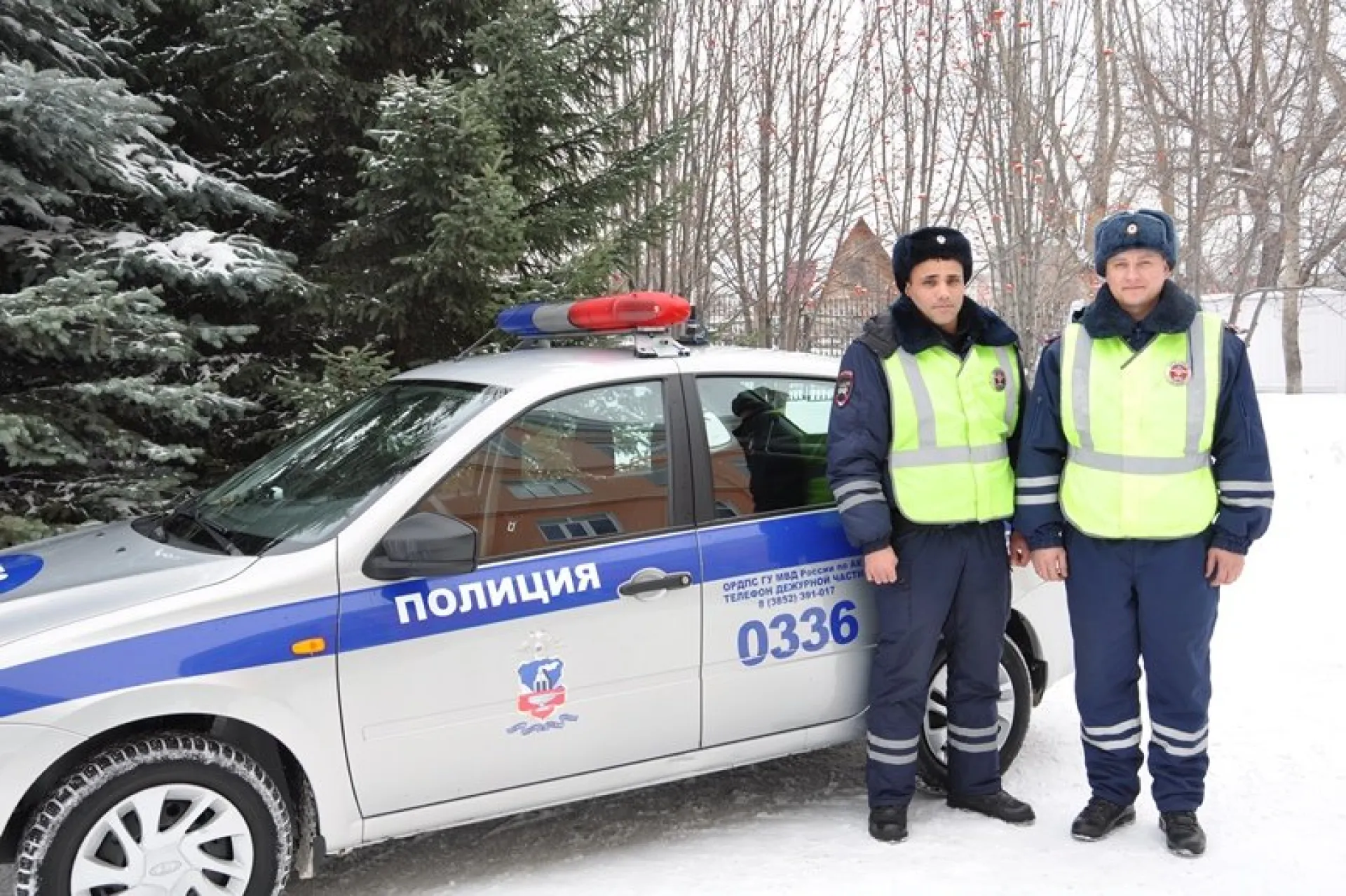 Сотрудники ГИБДД спасли человека на трассе в Алтайском крае