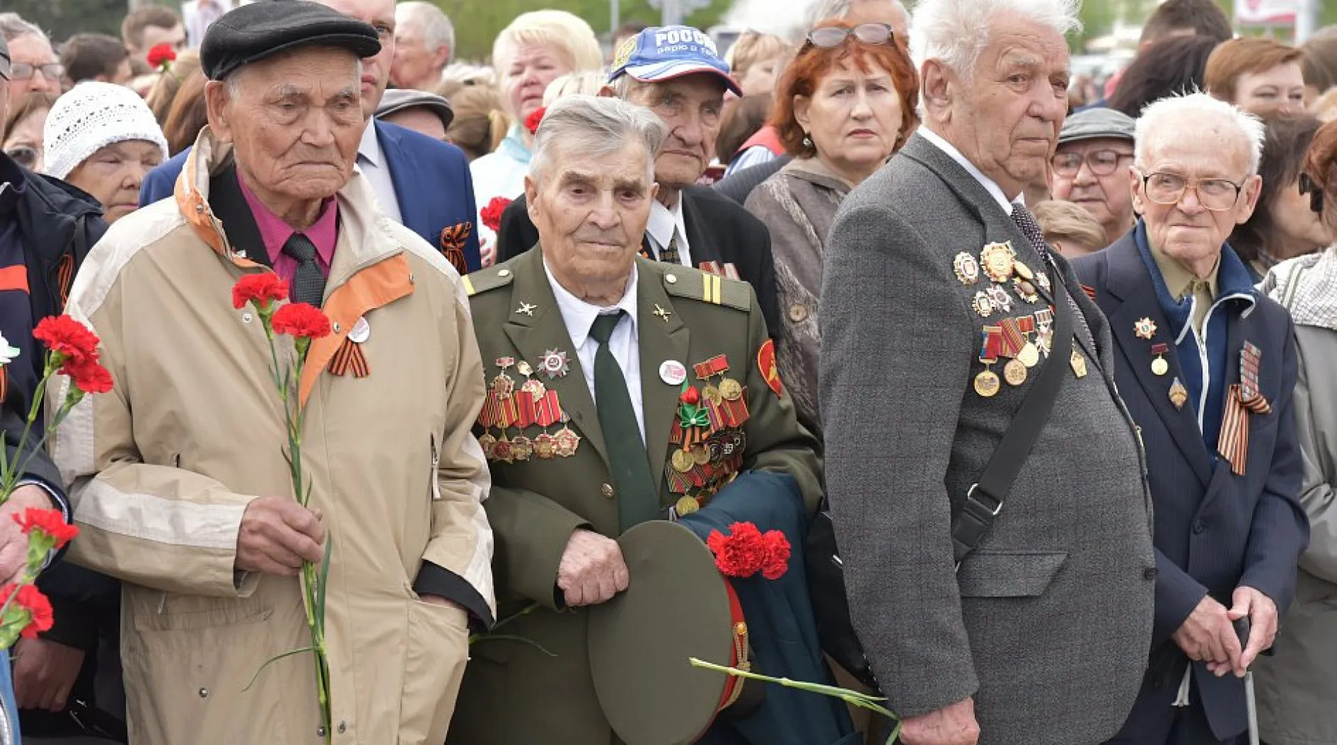 Цветы к Мемориалу Славы возложили в Барнауле 