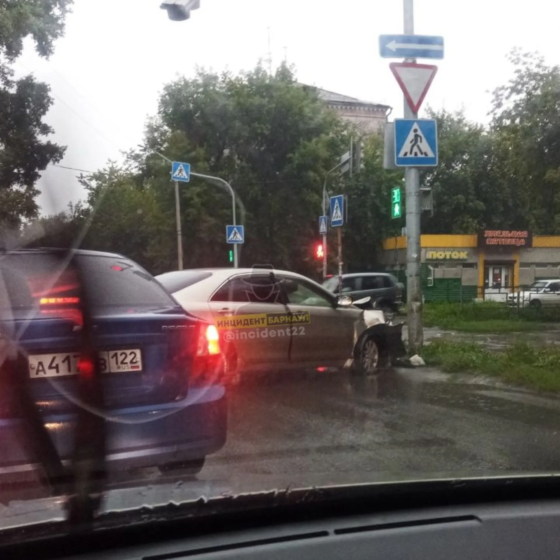 Одиночное ДТП произошло в Барнауле Одиночное ДТП произошло в Барнауле