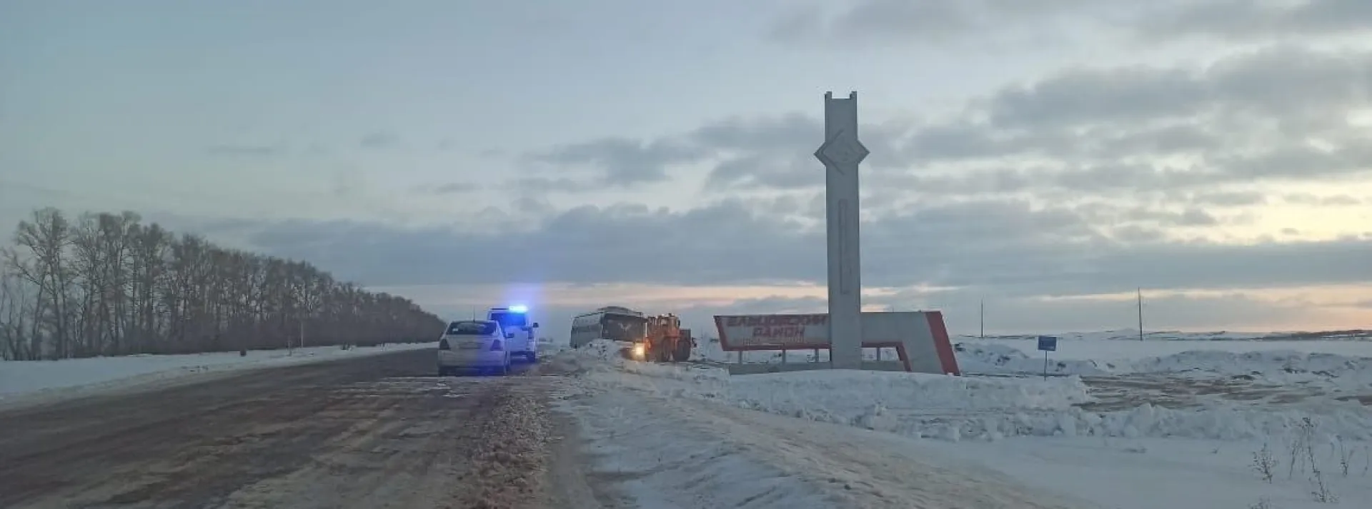 Два автобуса съехали в кювет из-за сильного ветра в Алтайском крае Два автобуса съехали в кювет из-за сильного ветра в Алтайском крае