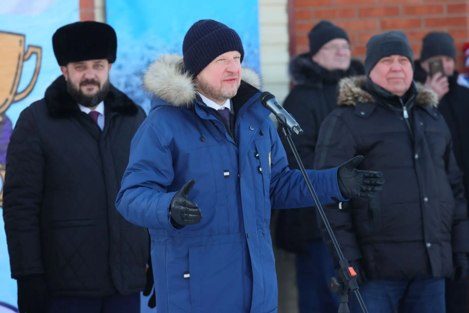 Губернатор  Виктор Томенко поздравил семейные команды с победой в зимней олимпиаде сельских спортсменов Алтайского края