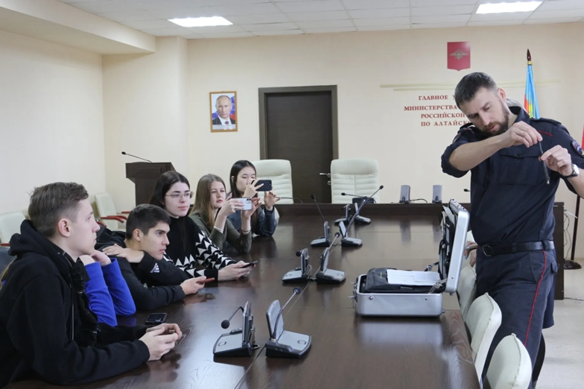 Всероссийскую акцию «Студенческий десант» проводят алтайские полицейские Всероссийскую акцию «Студенческий десант» проводят алтайские полицейские
