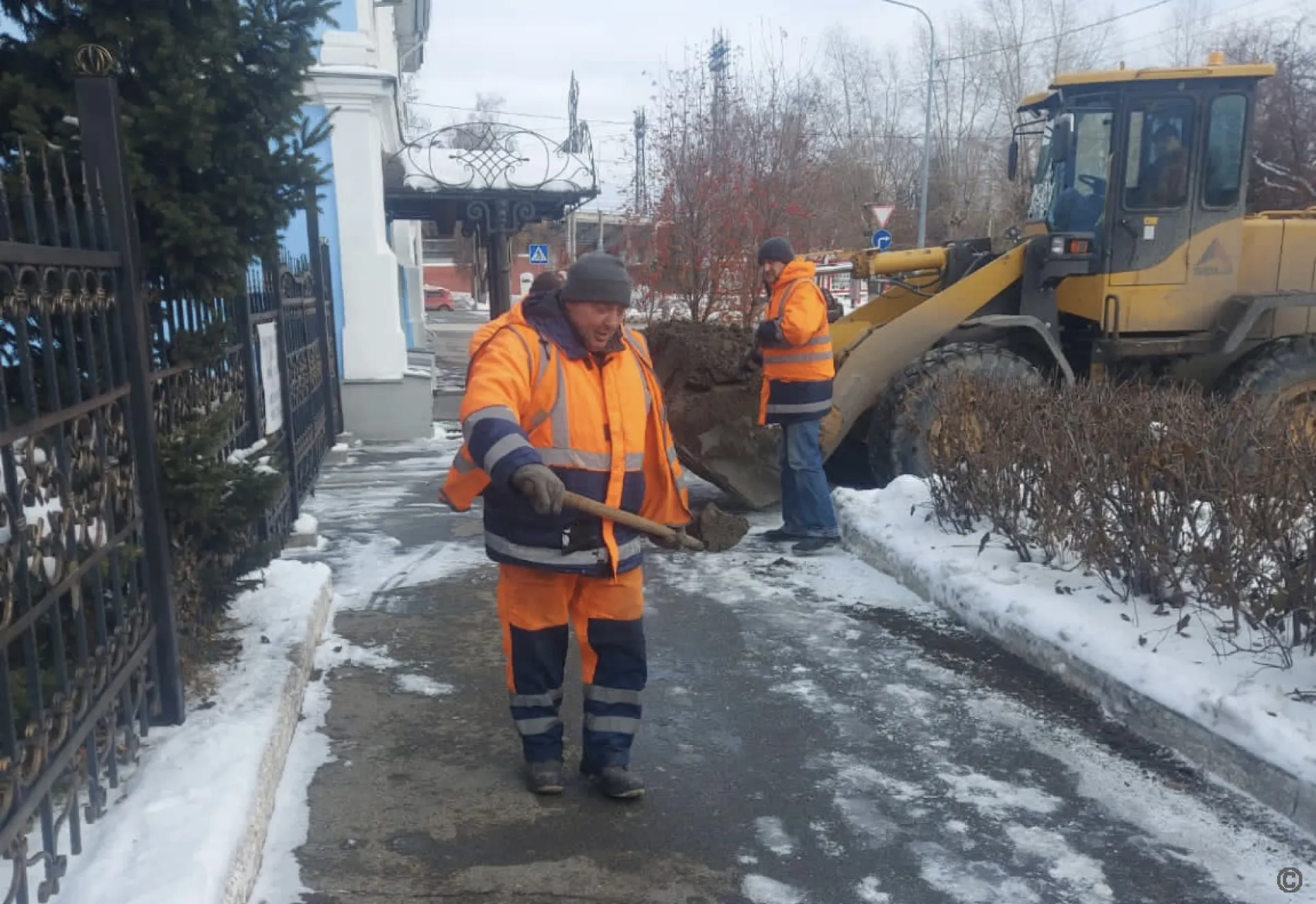 Тротуары в Барнауле обрабатывают противогололёдными средствами