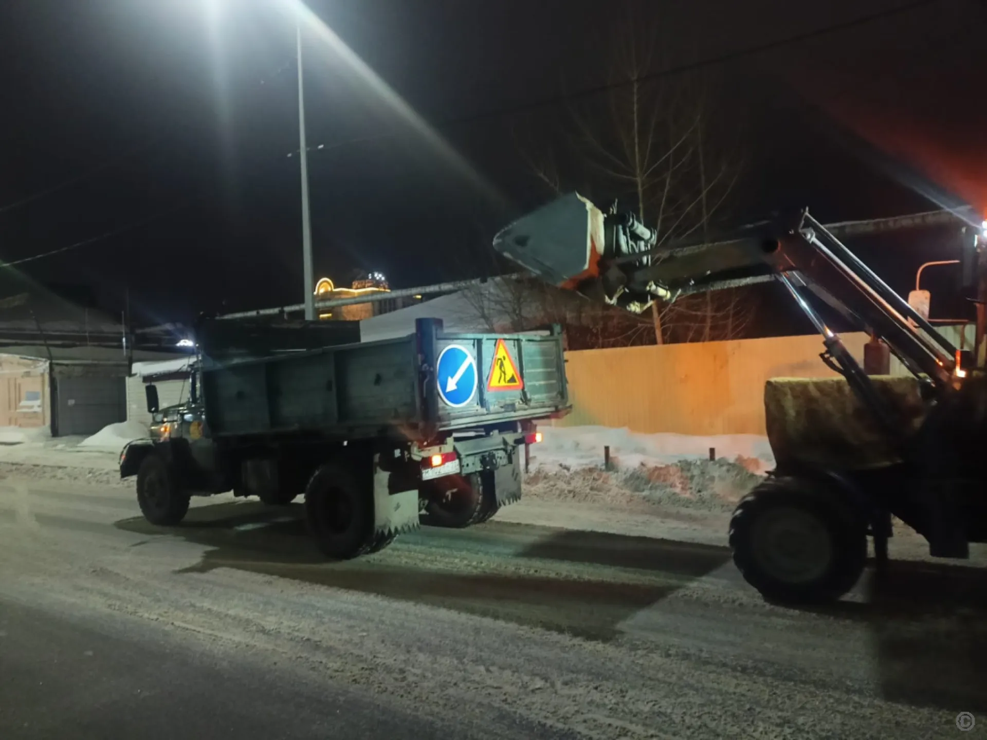 Дорожная служба проводит работы по очистке улично-дорожной сети Барнаула Дорожная служба проводит работы по очистке улично-дорожной сети Барнаула