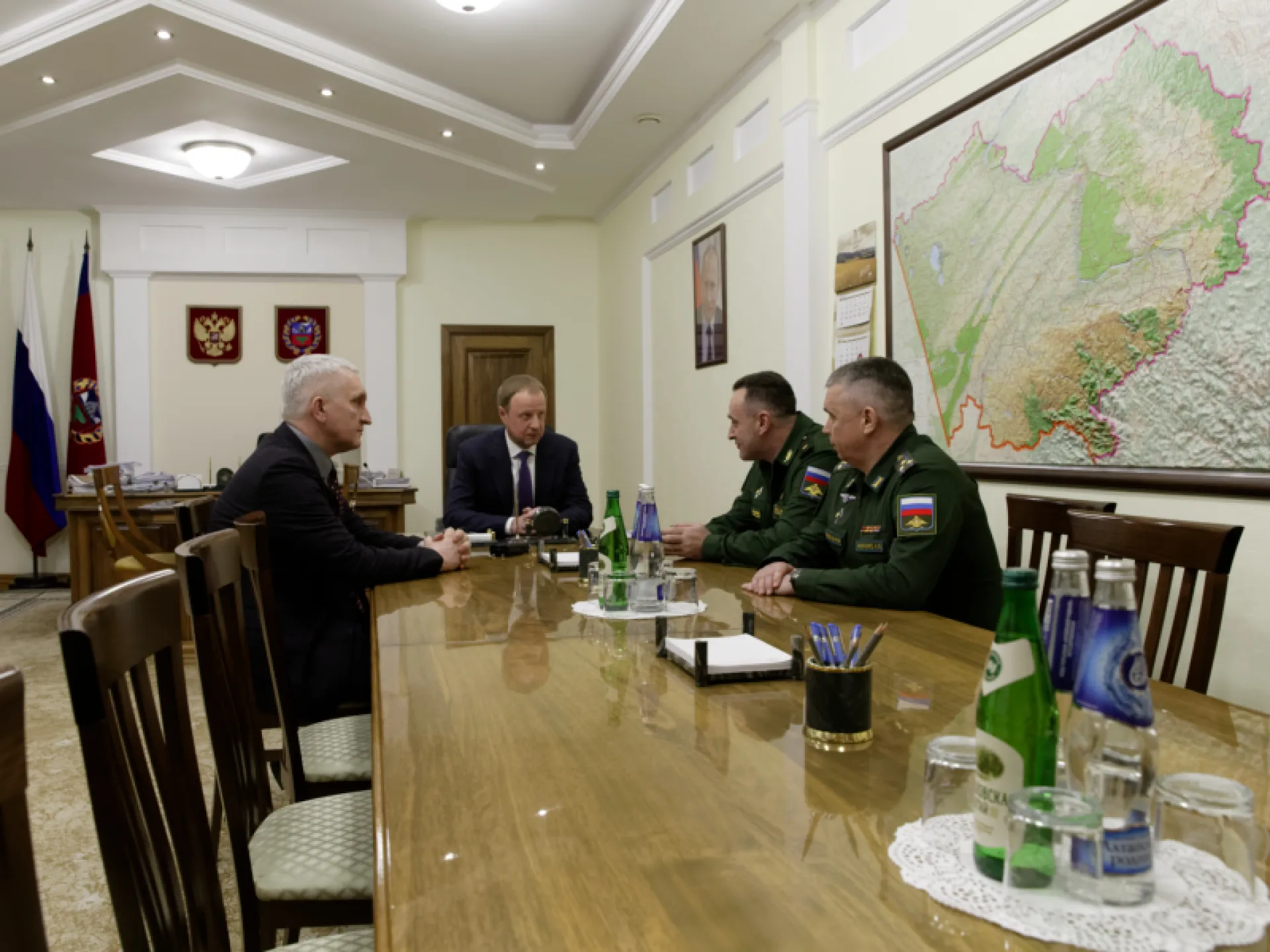Губернатор Алтайского края Виктор Томенко встретился с заместителем командующего 15 армией ВКС особого назначения генерал-майором Андреем Калютой