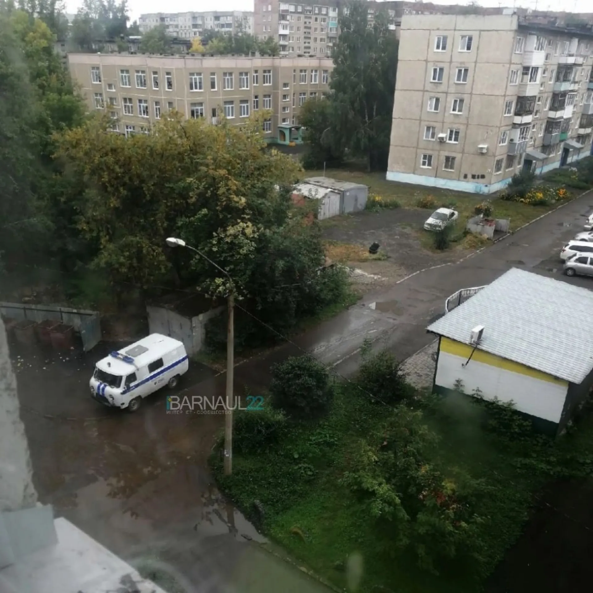 Труп мужчины обнаружили в барнаульской пятиэтажке