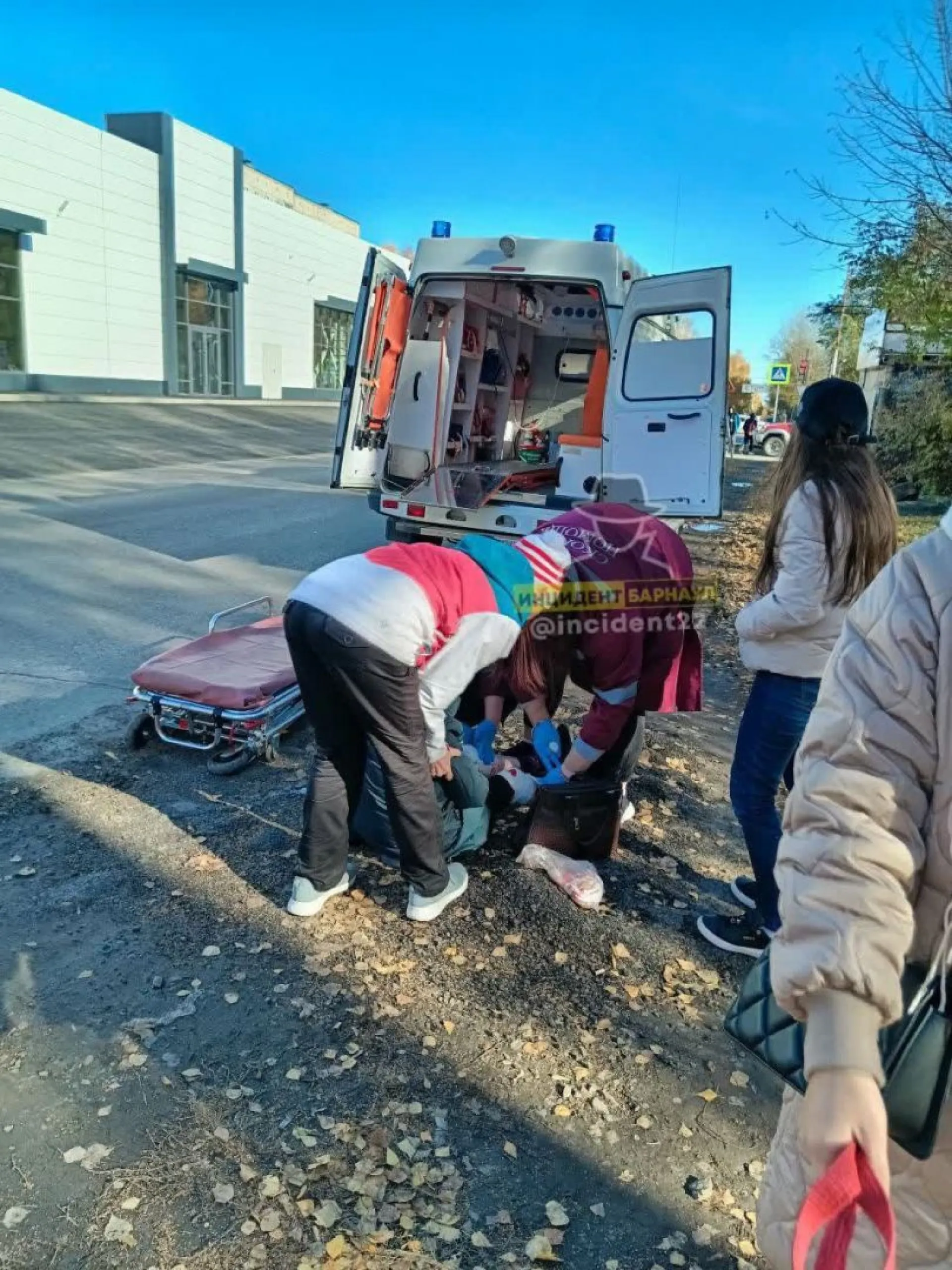 Сотрудники скорой помощи помогли пенсионерке, которая споткнулась о кучу застывшего асфальта в Барнауле