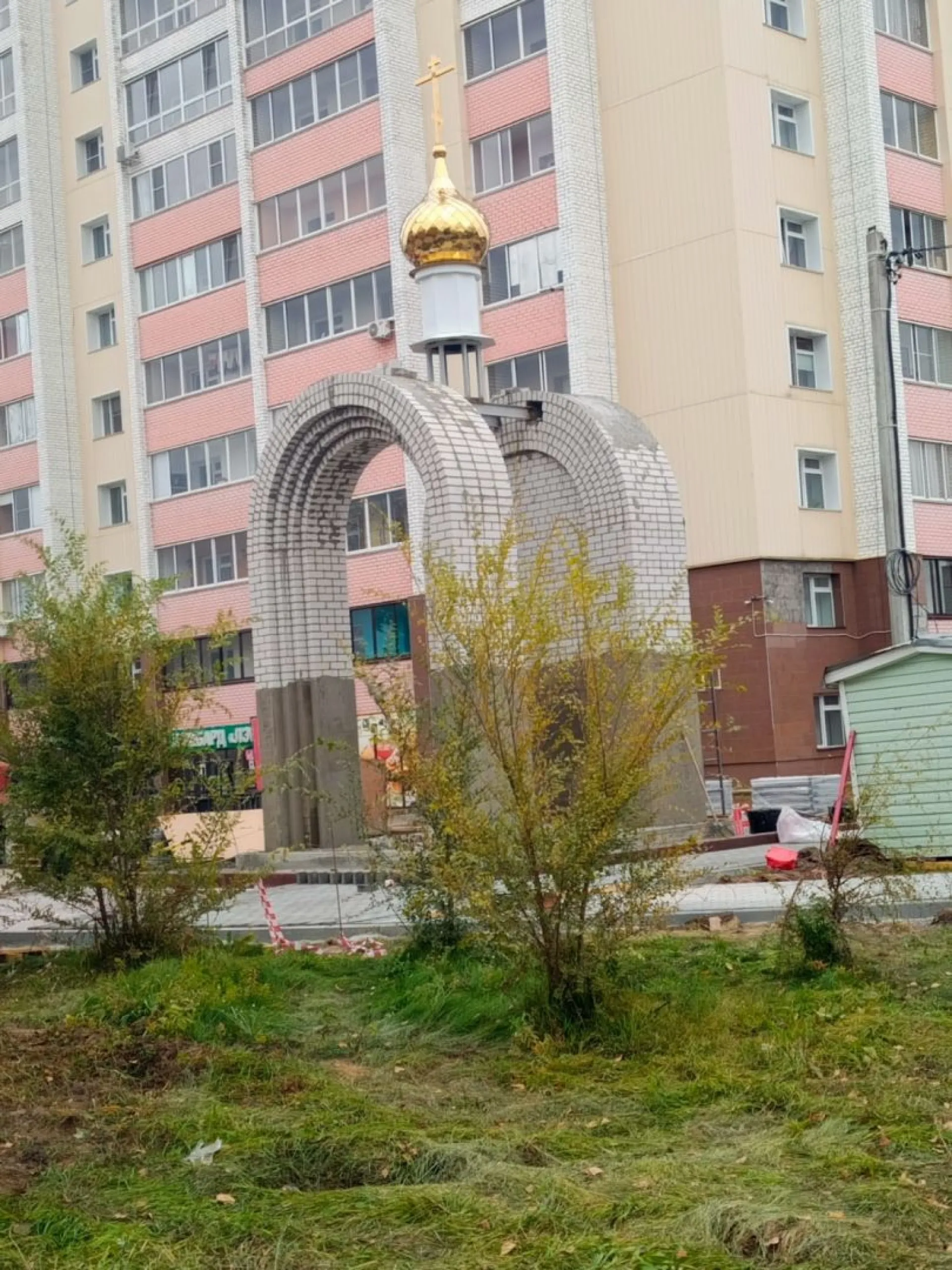 Купол нового объекта памяти защитников Отечества освятили в Новоалтайске
