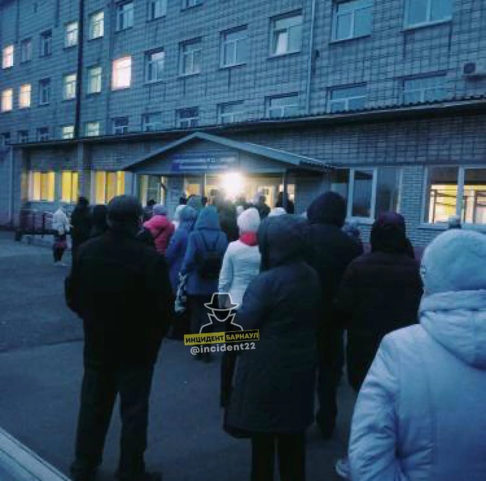 Огромную очередь в поликлинику заметили в Барнауле