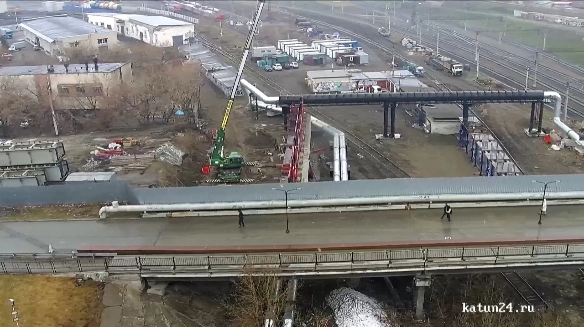 На одном из путепроводов на проспекте Ленина в Барнауле монтируют новые пролёты