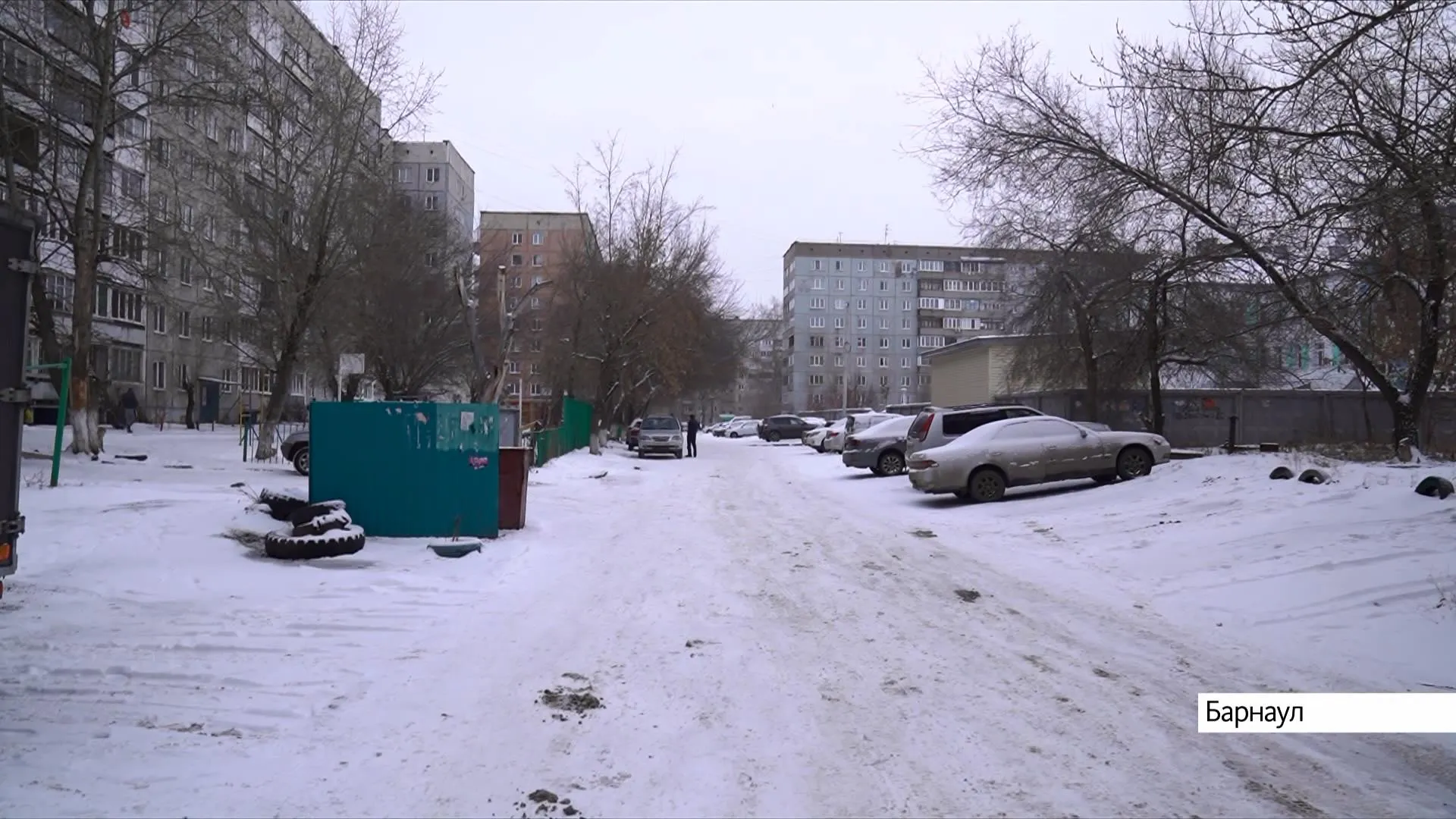 Ни пройти ни проехать: большие ямы образовались на дороге возле жилого дома в Барнауле