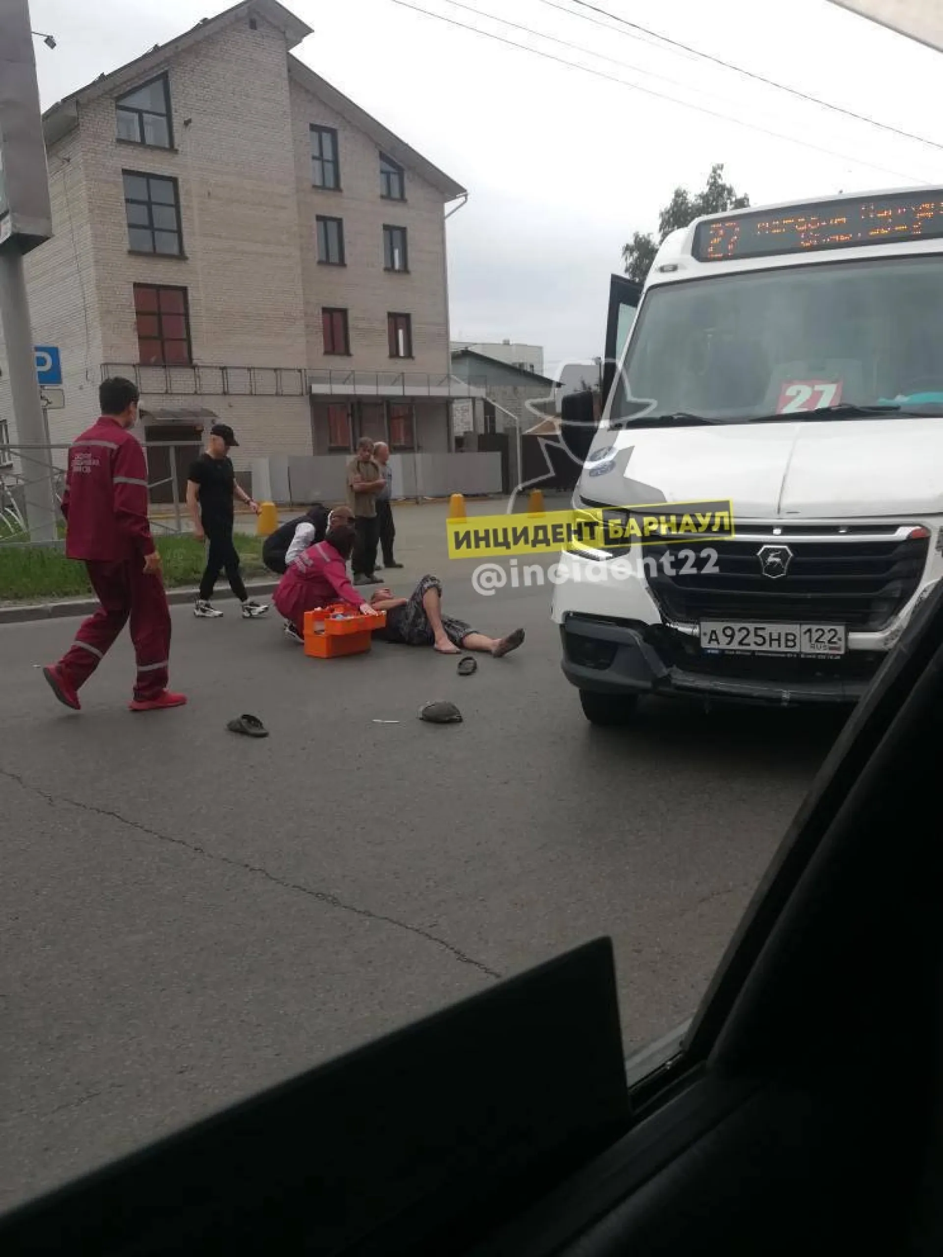 Маршрутка сбила мужчину, перебегавшего дорогу в Барнауле Маршрутка сбила мужчину, перебегавшего дорогу в Барнауле