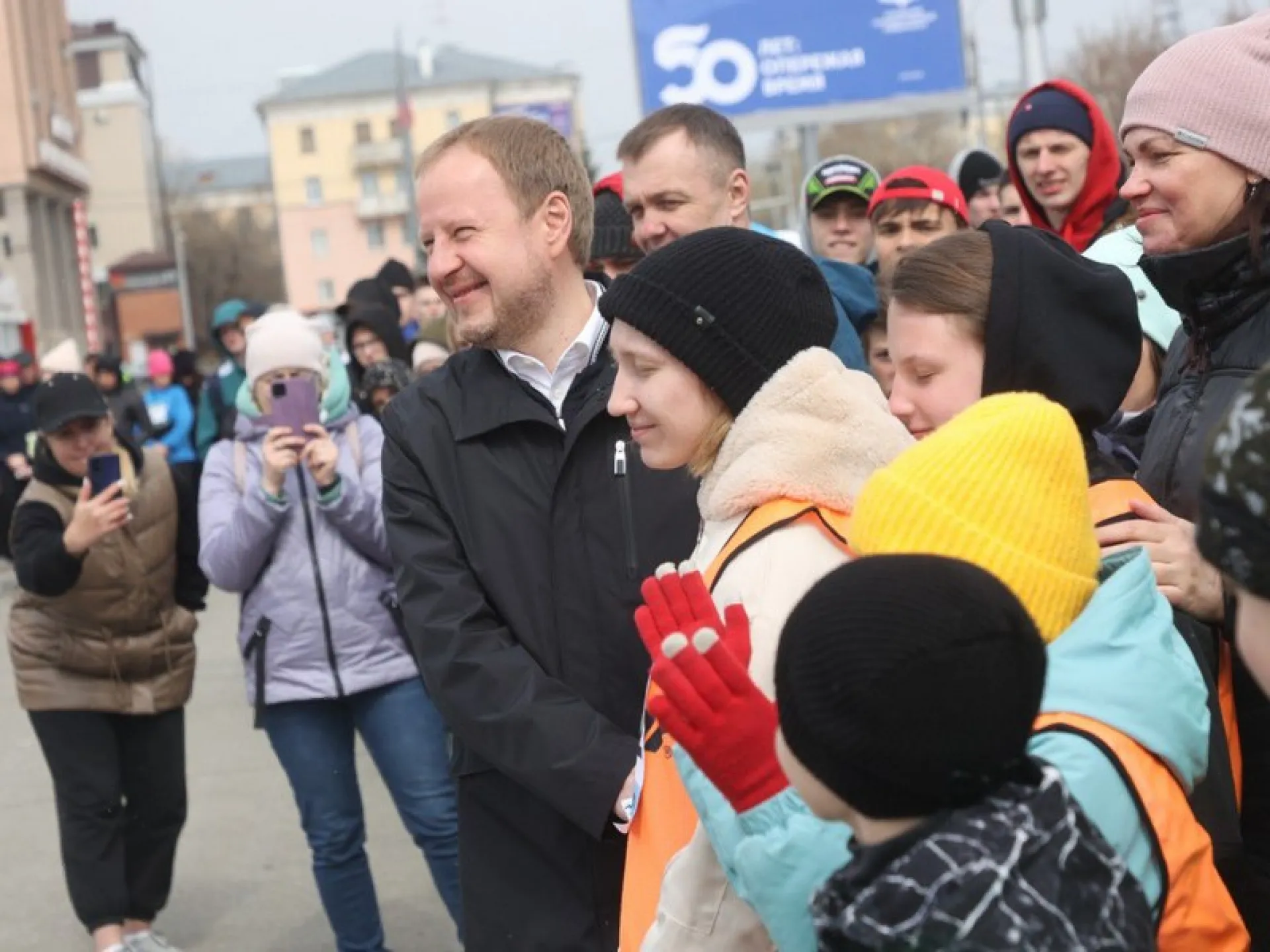 Губернатор Виктор Томенко поприветствовал участников традиционной легкоатлетической эстафеты на призы «Алтайской правды»