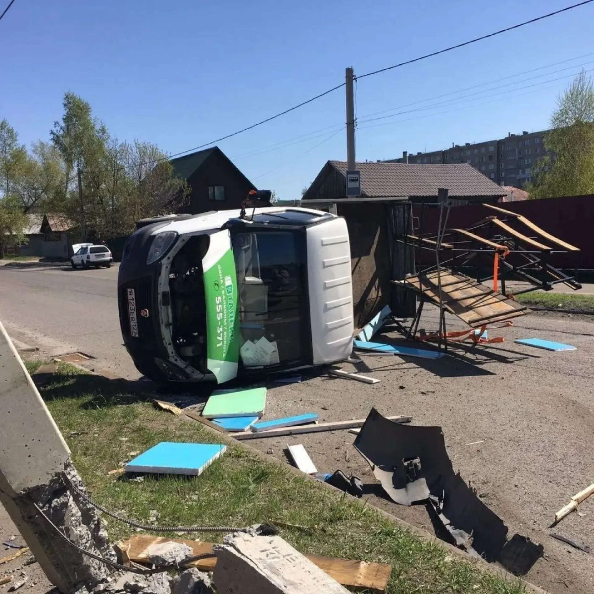 В ходе ДТП «газель» перевернулась, а Toyota влетела в забор частного дома в Алтайском крае В ходе ДТП «газель» перевернулась, а Toyota влетела в забор частного дома в Алтайском крае