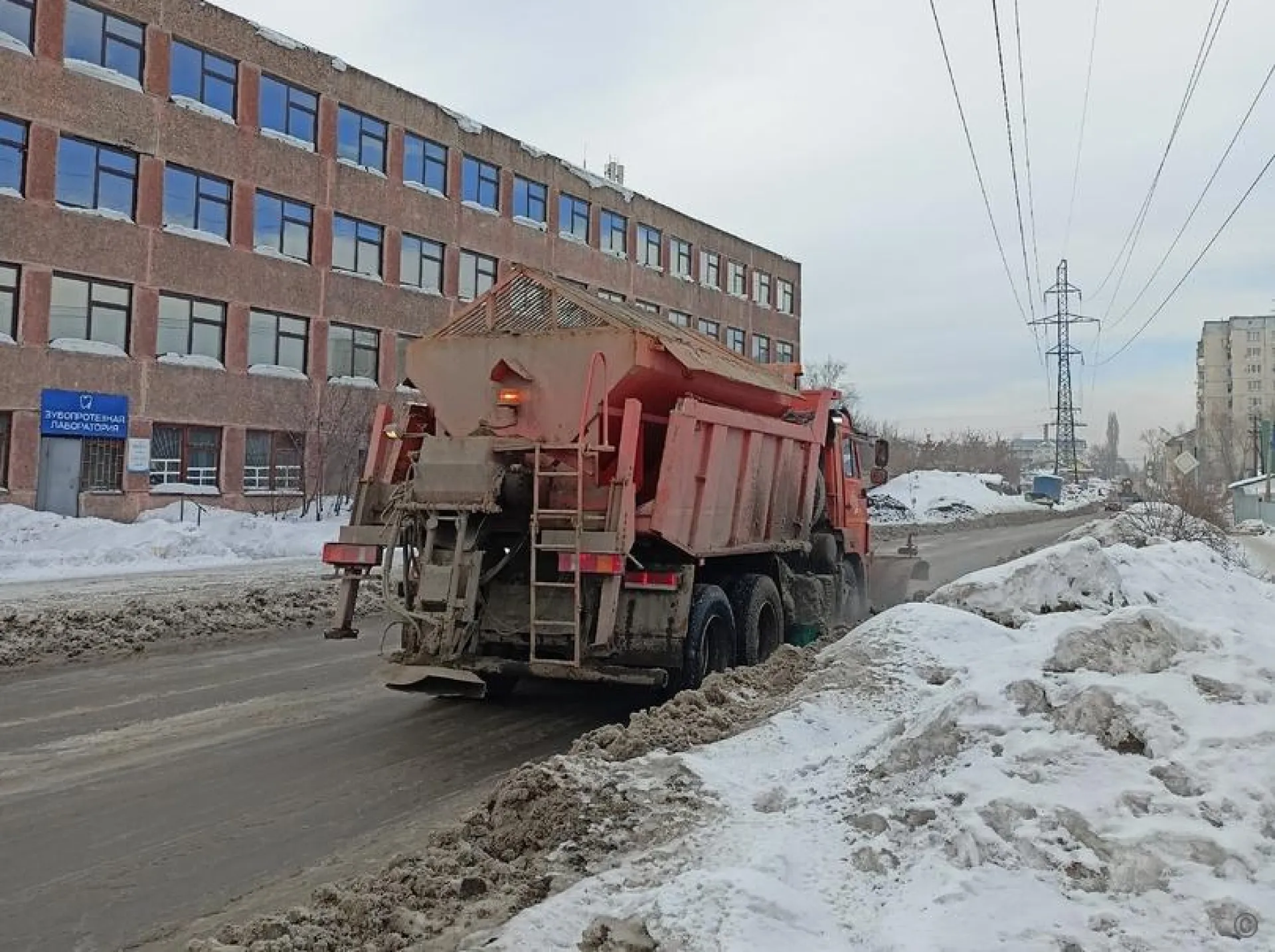 В Центральном районе Барнаула устраняют повреждение водопроводной трубы