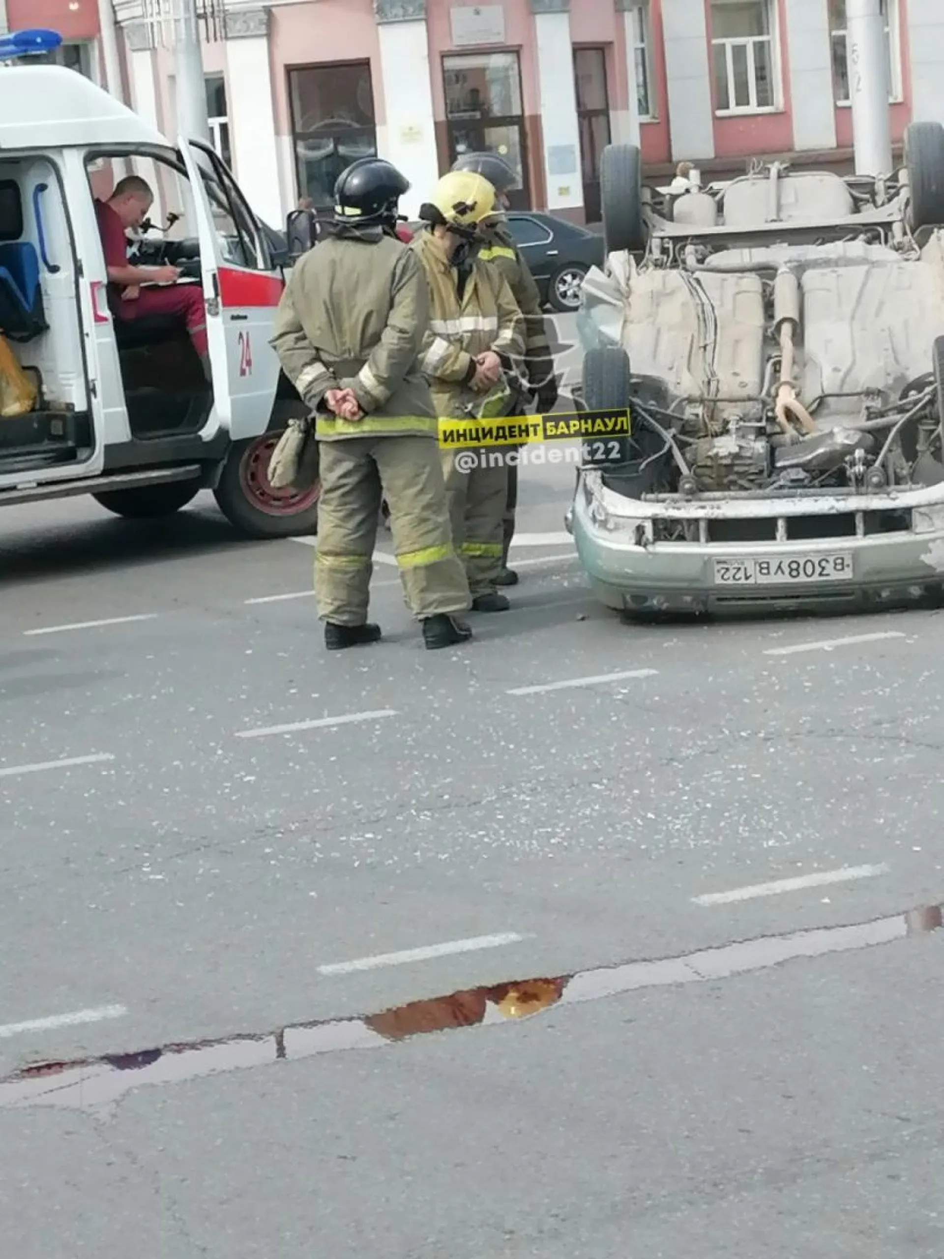 В центре Барнаула в результате ДТП перевернулся автомобиль