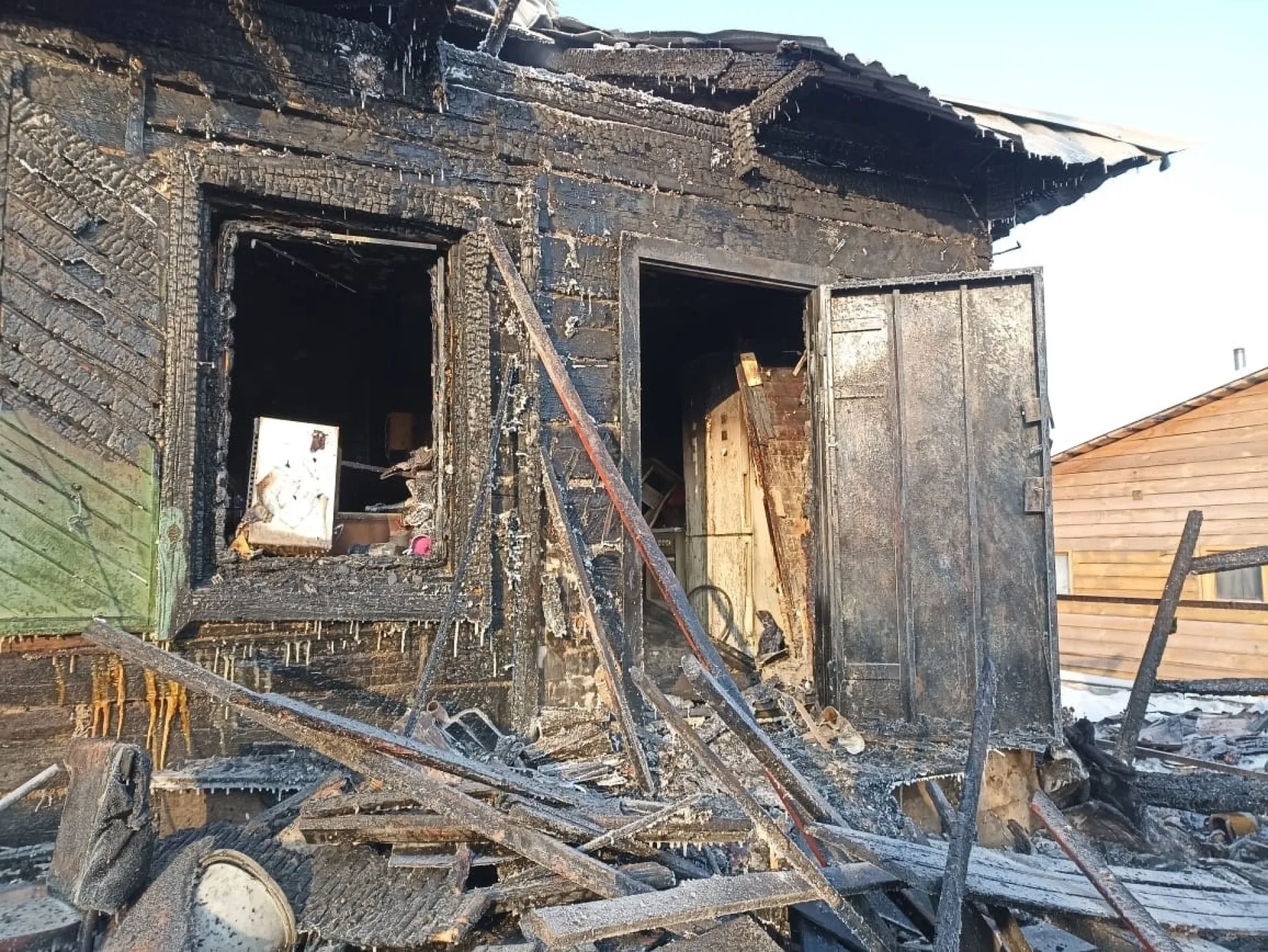 Пожилая женщина и 15-летний ребёнок погибли при пожаре в Рубцовске