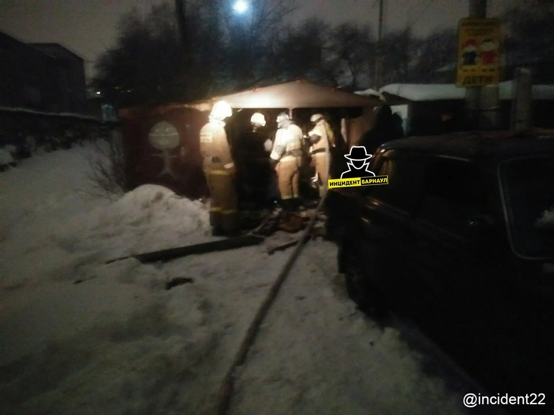 Мужчины чуть не погибли, пытаясь починить машину, в Барнауле