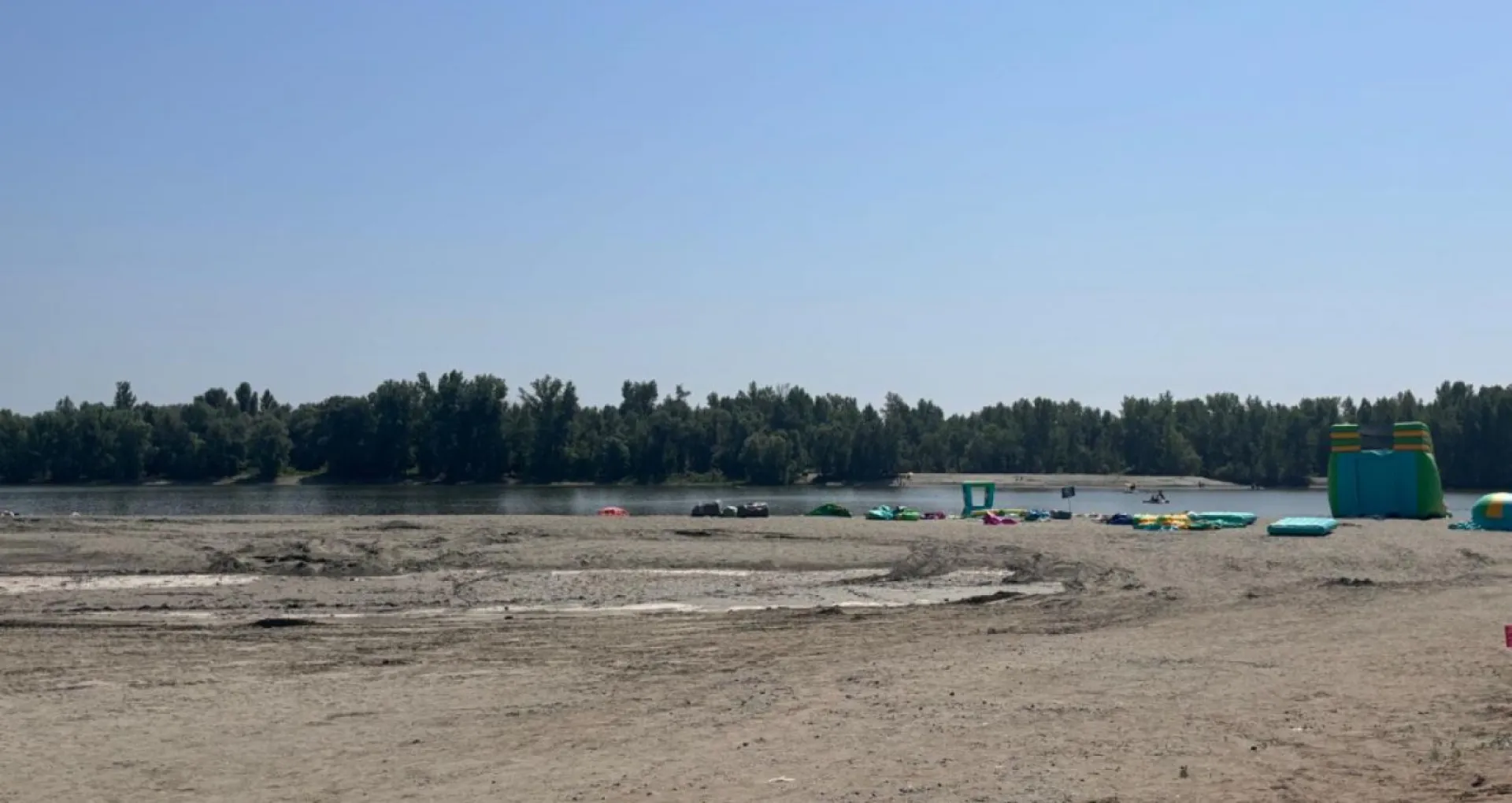 Городской пляж официально открыли в Барнауле