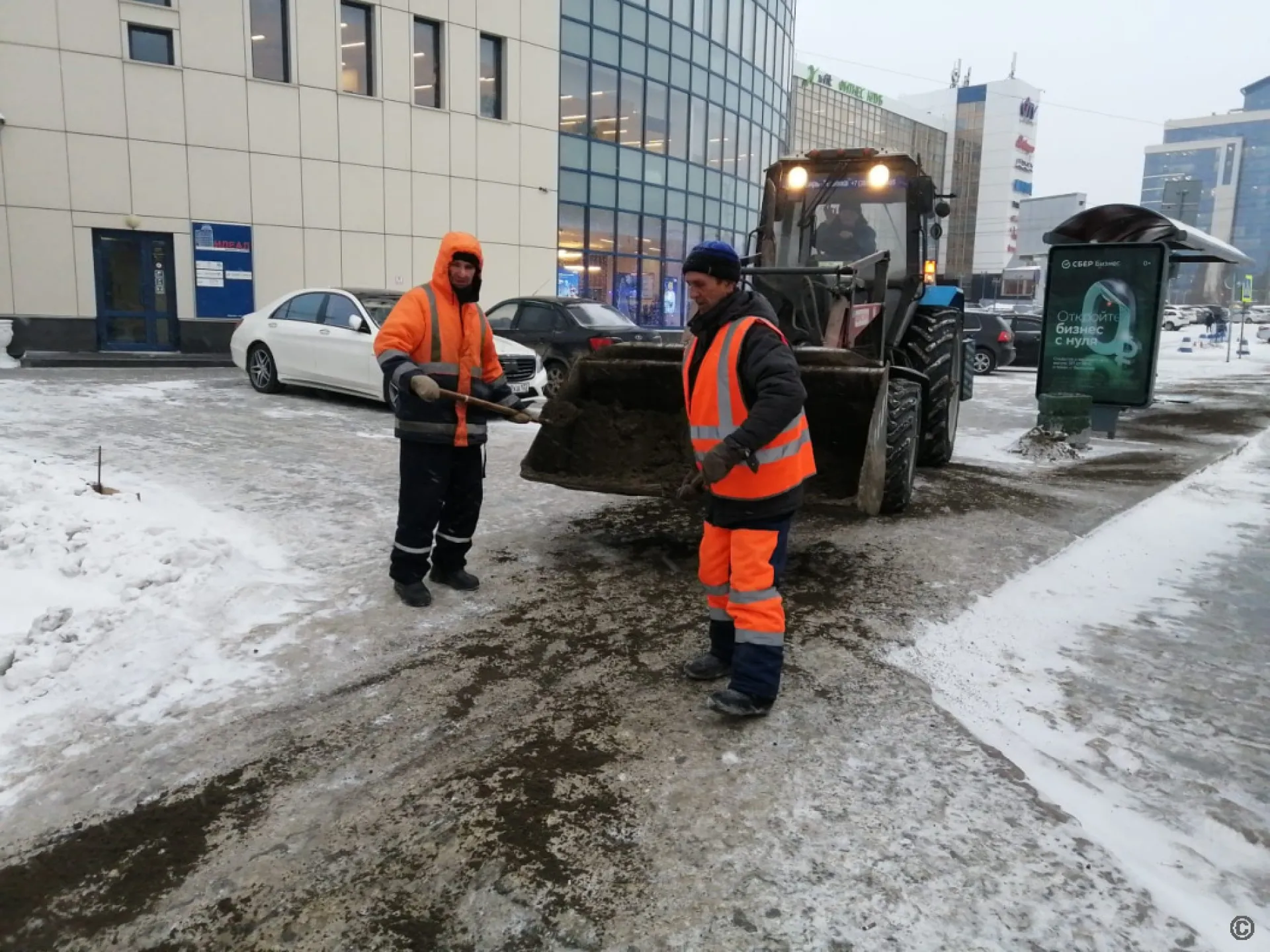 Дорожники Барнаула продолжают работать в две смены