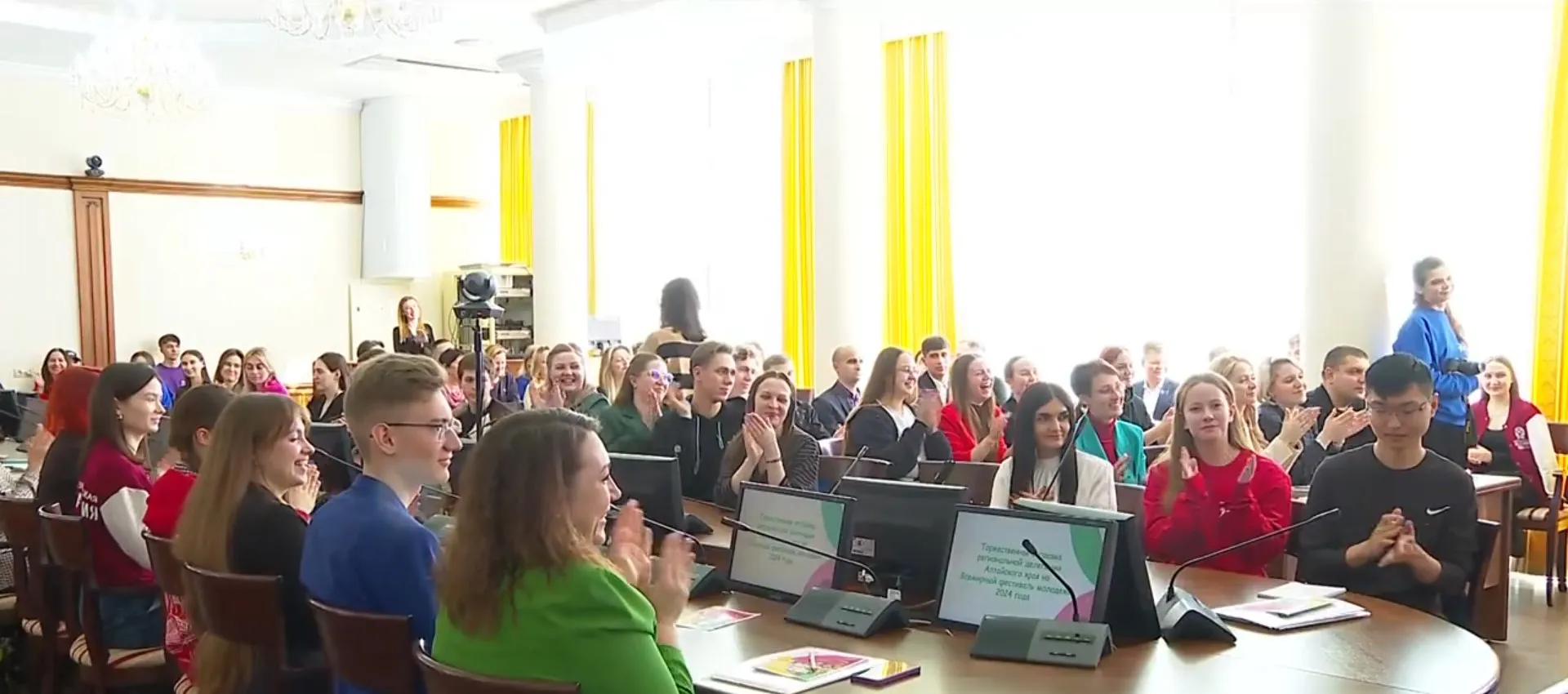 Алтайская делегация отправилась на Всемирный фестиваль молодёжи в Сочи Алтайская делегация отправилась на Всемирный фестиваль молодёжи в Сочи