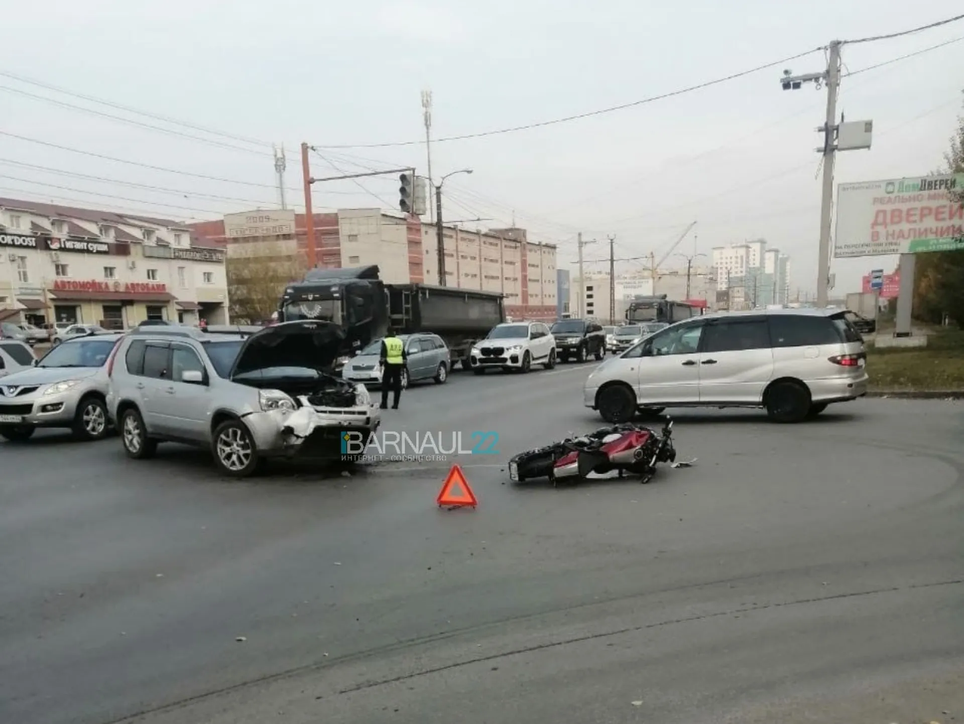 Автомобиль и мотоцикл столкнулись на перекрёстке в Барнауле