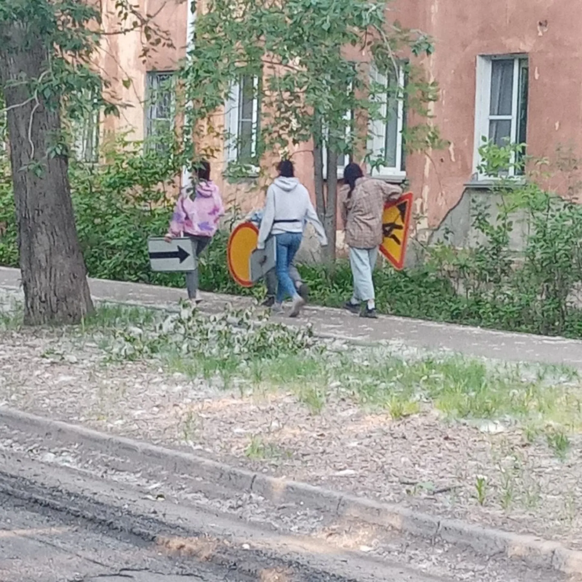 Всё в дом: неизвестные украли дорожные знаки с одной из улиц в Бийске